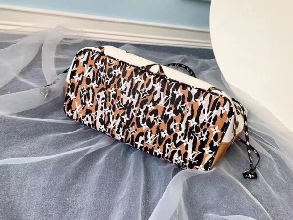 Louis Vuitton Neverfull MM Tote Bag 32cm Monogram Jungle Canvas Spring/Summer Collection M44716 Ivoire - Image 4