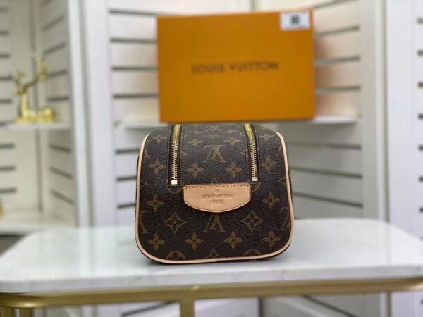 Louis Vuitton King Size Toiletry Bag 28cm Monogram Canvas Spring/Summer Collection M47528 Brown - Image 3