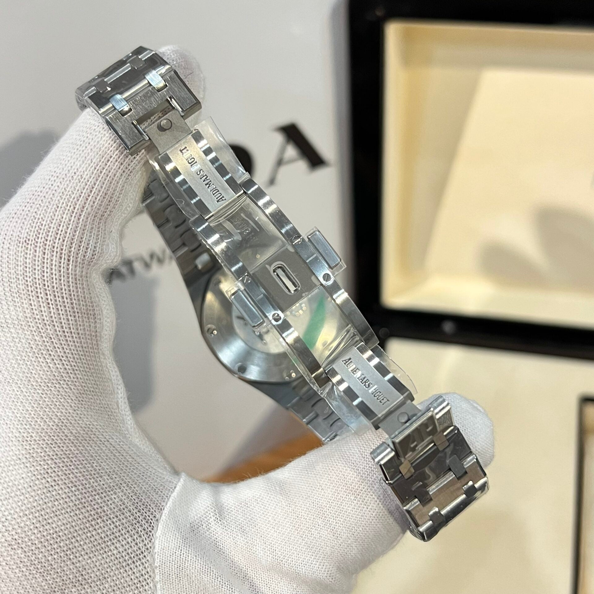 Audemars Piguet Royal Oak Watch With Diamond 33mm - Image 5