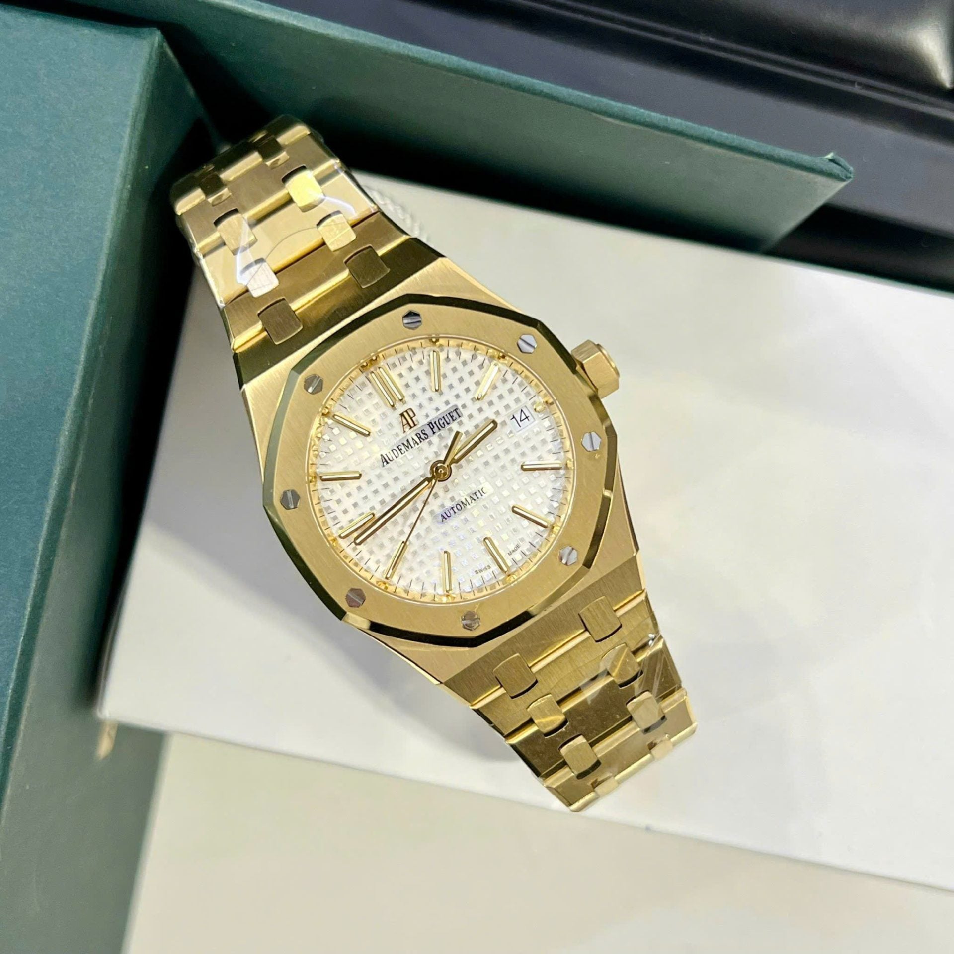 Audemars Piguet Watch Royal Oak 15450 Yellow Gold 37mm - Image 2