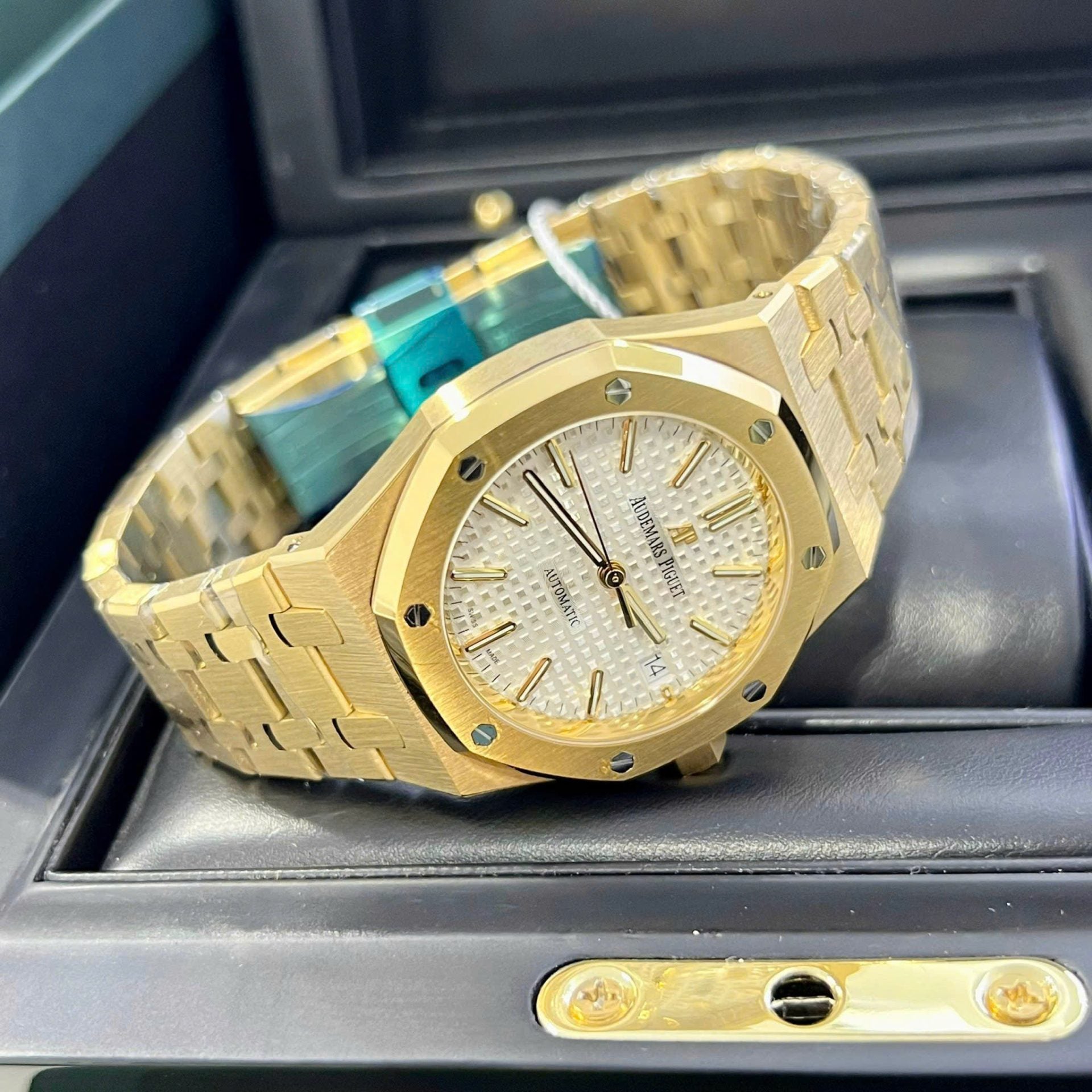 Audemars Piguet Watch Royal Oak 15450 Yellow Gold 37mm - Image 3
