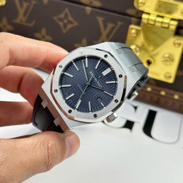 Audemars Piguet Royal Oak 15400ST Watch Blue Dial Rubber Strap 41mm - Image 2
