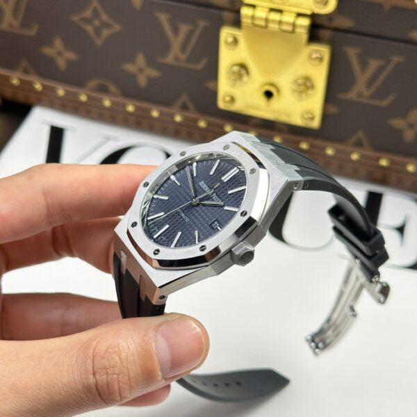 Audemars Piguet Royal Oak 15400ST Watch Blue Dial Rubber Strap 41mm - Image 4