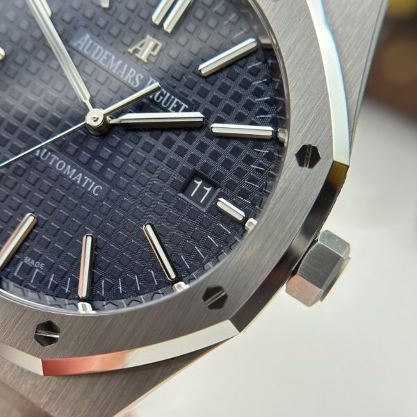 Audemars Piguet Royal Oak 15400ST Watch Blue Dial Rubber Strap 41mm - Image 6