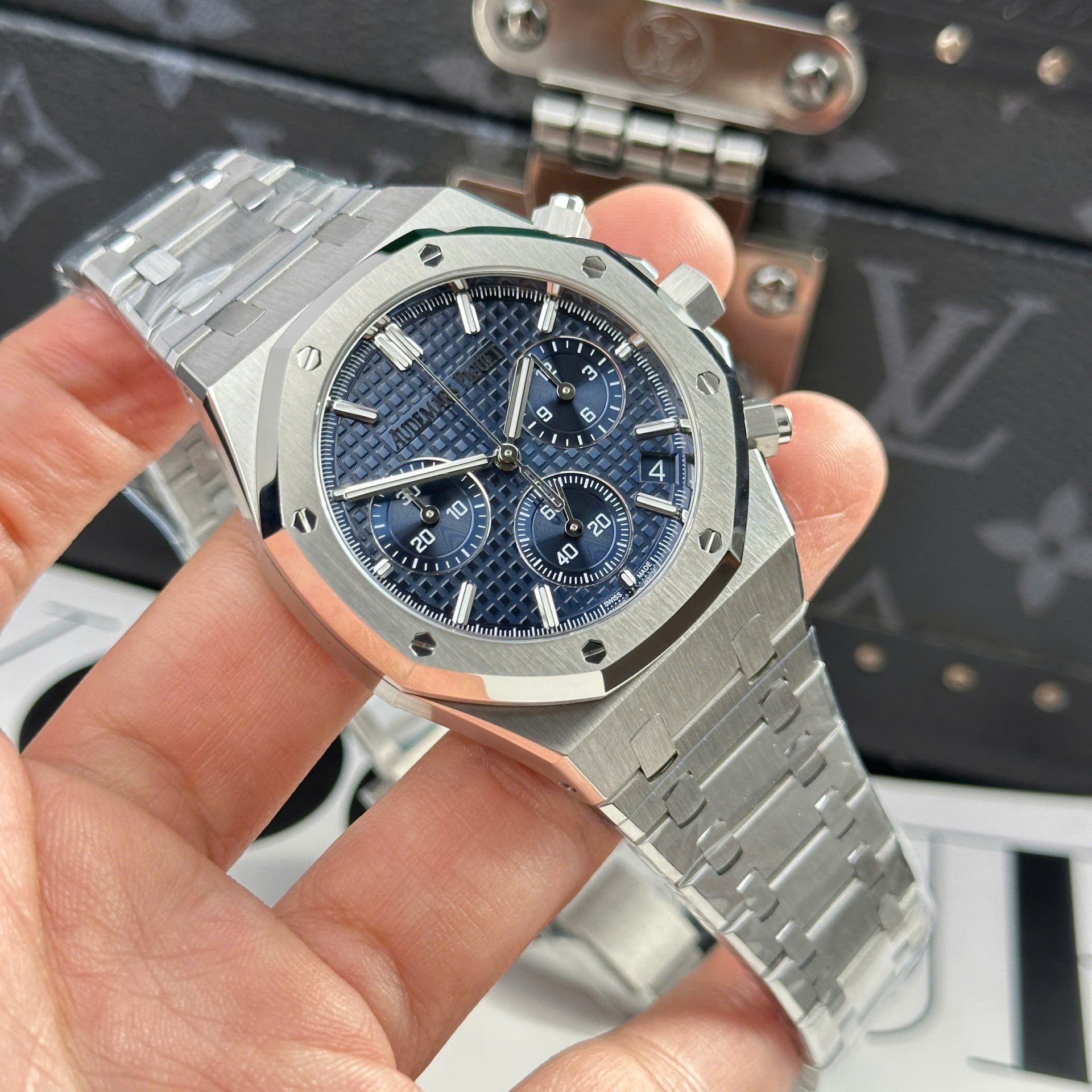 Audemars Piguet Royal Oak 26240ST Watch Blue Dial Metal Wire 41mm - Image 3
