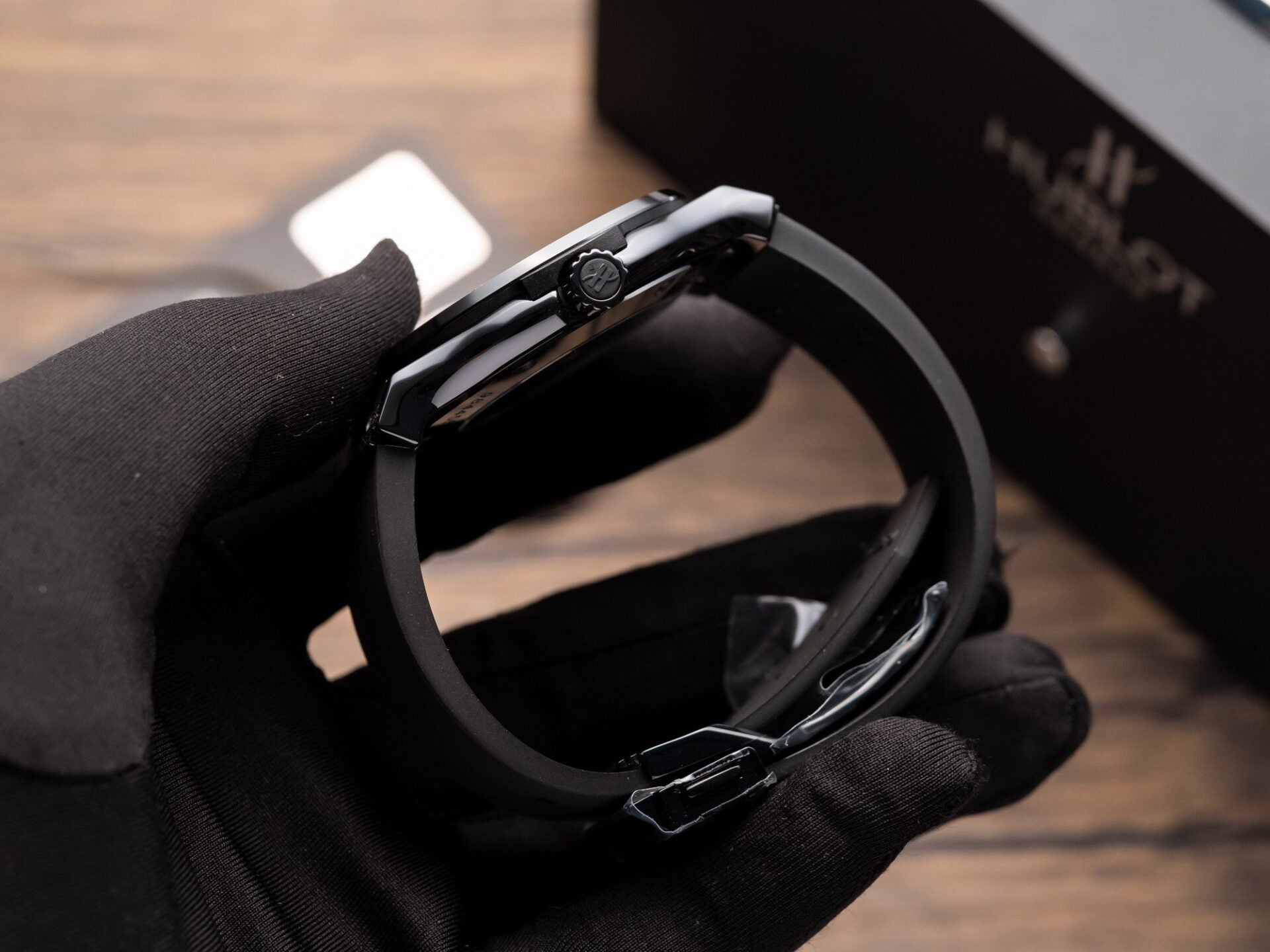 Hublot Classic Fusion Ceramic Carbon Dial Watch Leather Strap 42mm - Image 4