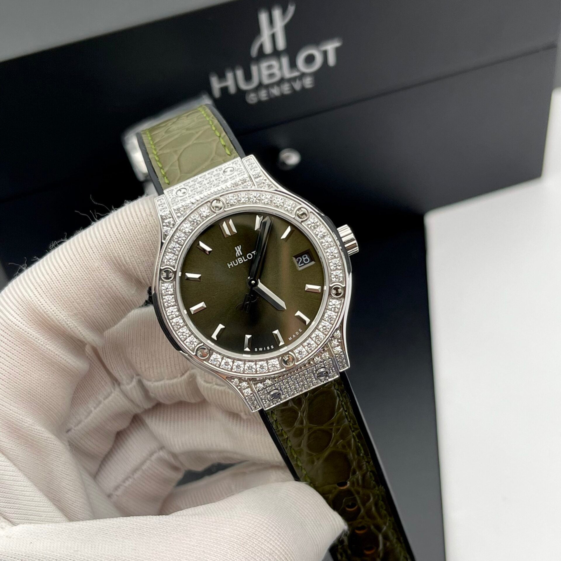 Hublot Classic Fusion Watch Womens Green Dial 33mm - Image 4