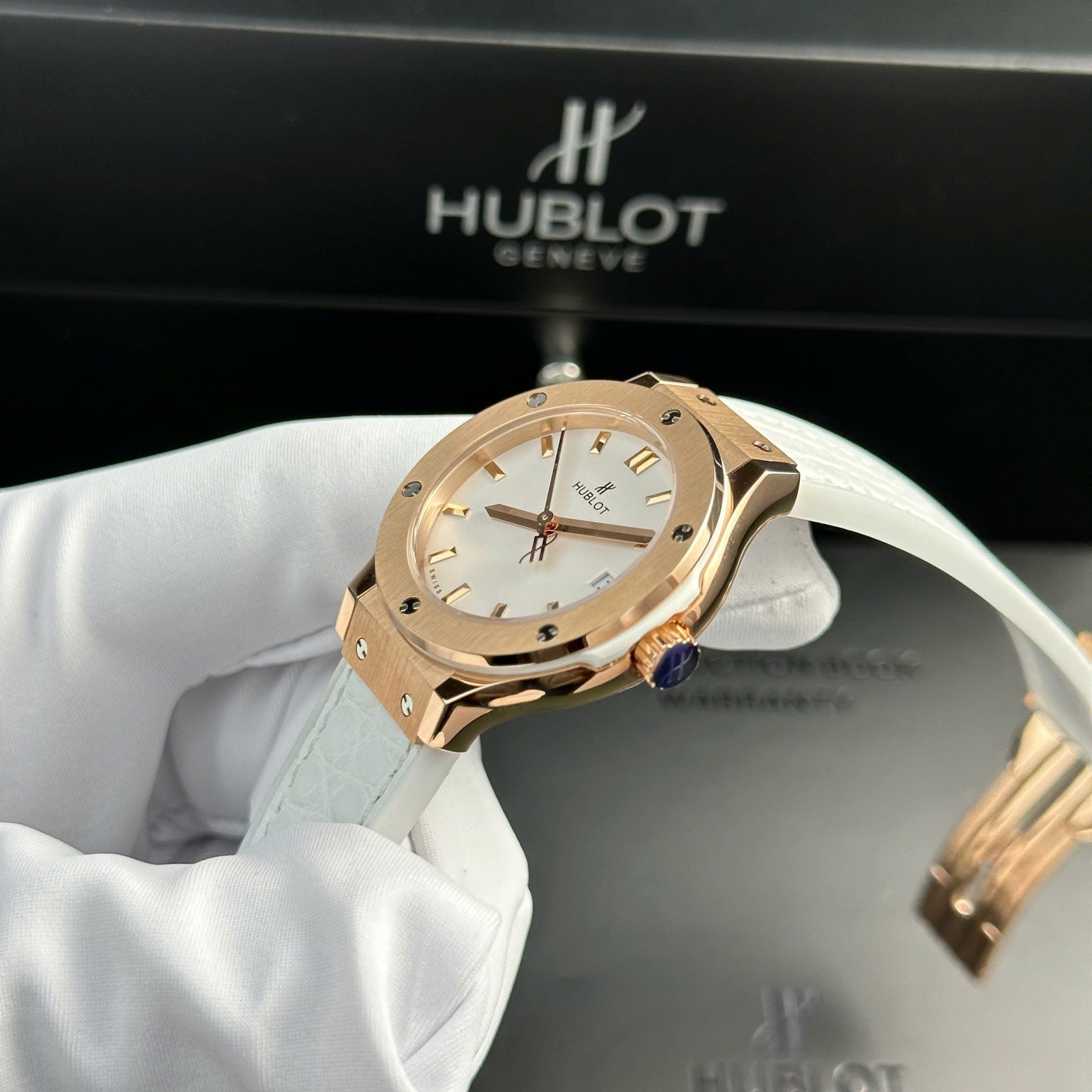 Hublot Classic Fusion King Gold Watch Women White 33mm - Image 4