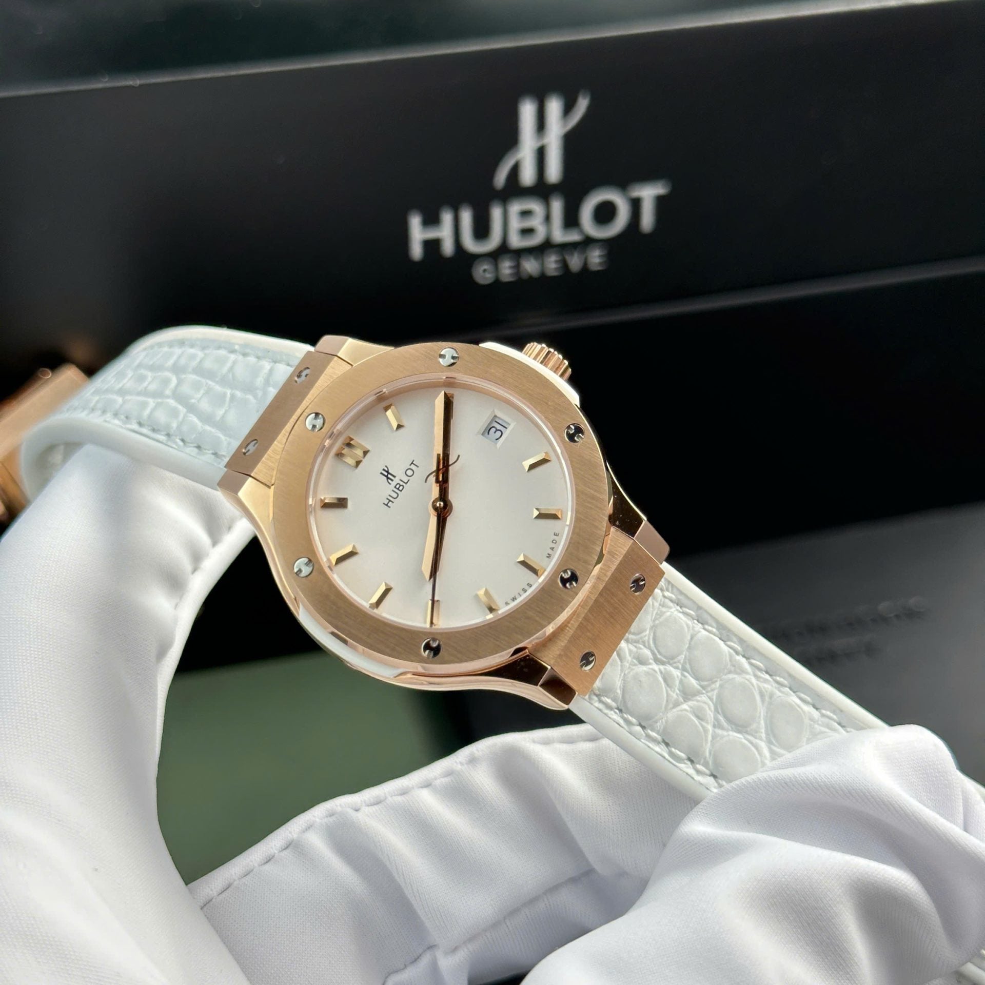 Hublot Classic Fusion King Gold Watch Women White 33mm - Image 3
