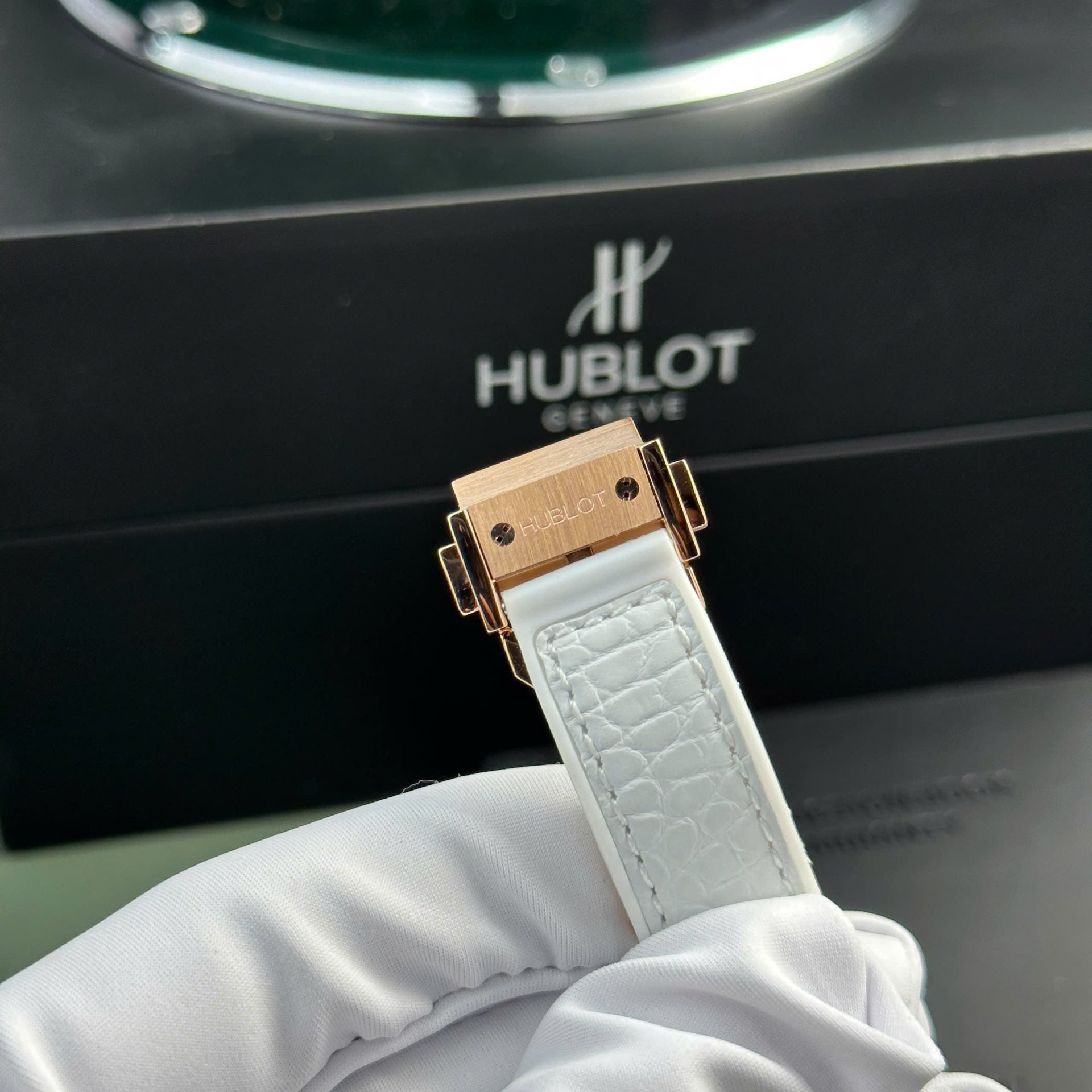 Hublot Classic Fusion King Gold Watch Women White 33mm - Image 8