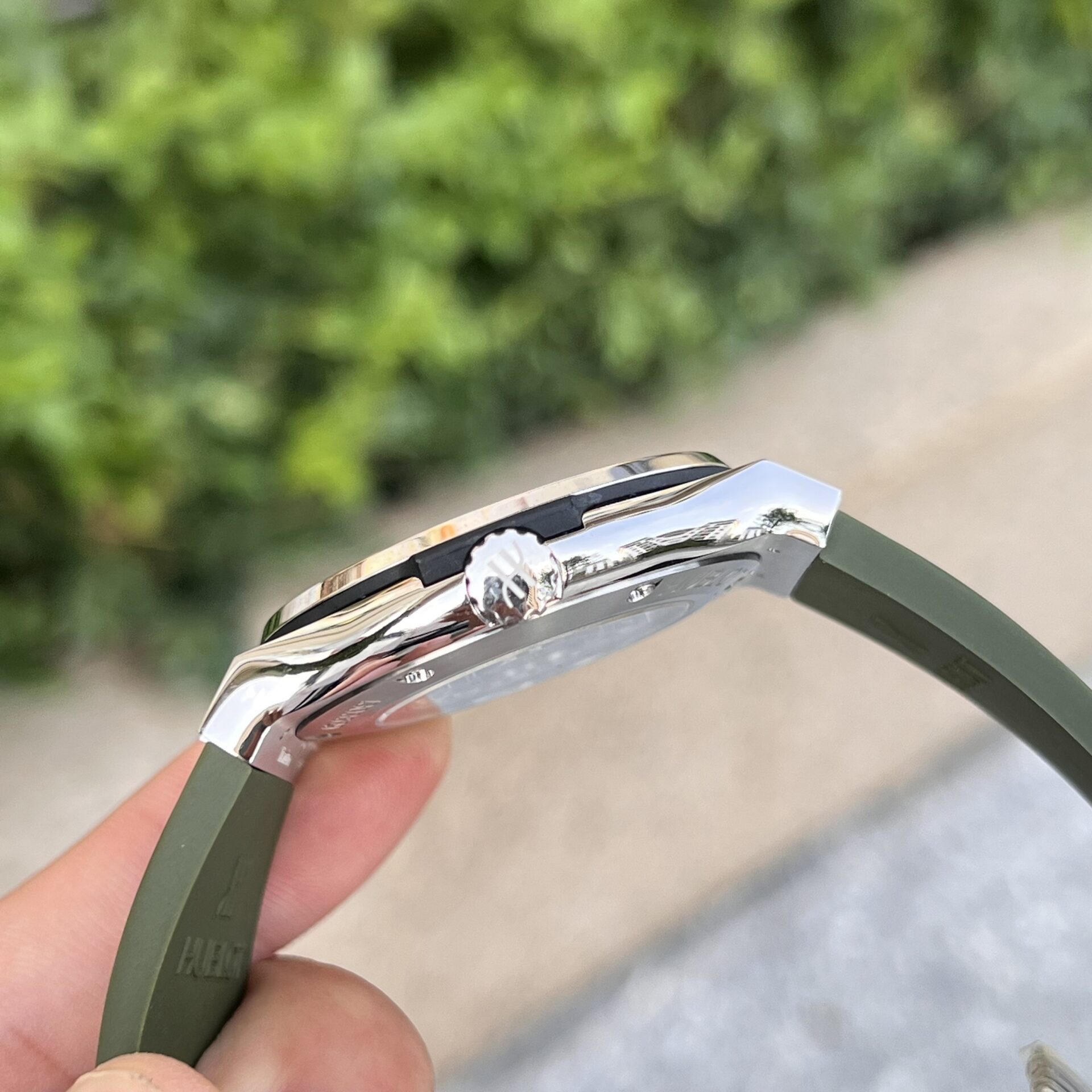 Hublot Classic Fusion Watch Green Dial With Stone 42mm - Image 4