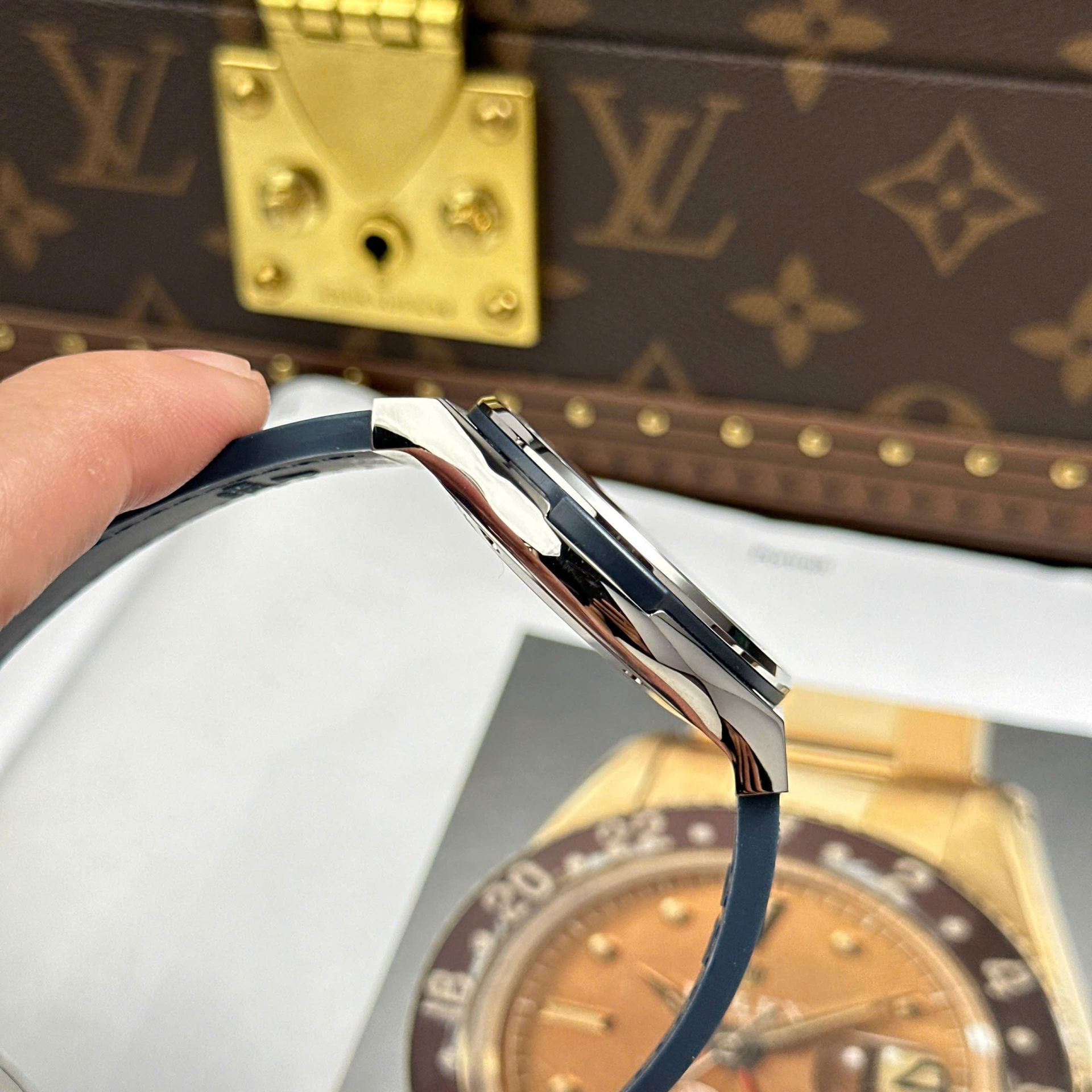 Hublot Classic Fusion Blue Watch Weight 84 Grams Super Light 42mm - Image 9