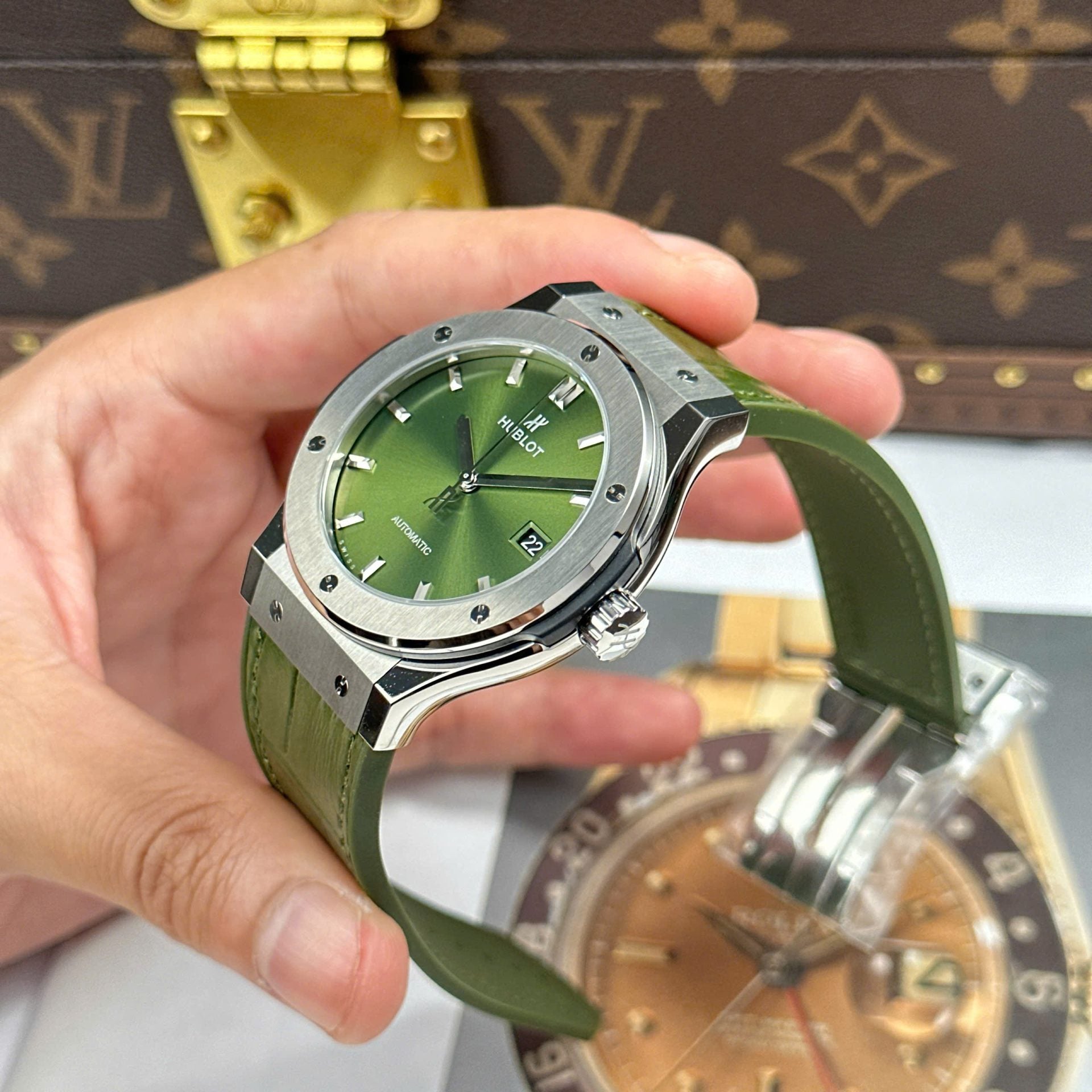 Hublot Classic Fusion Green Watch Weight 84 Grams Super Light 42mm - Image 4