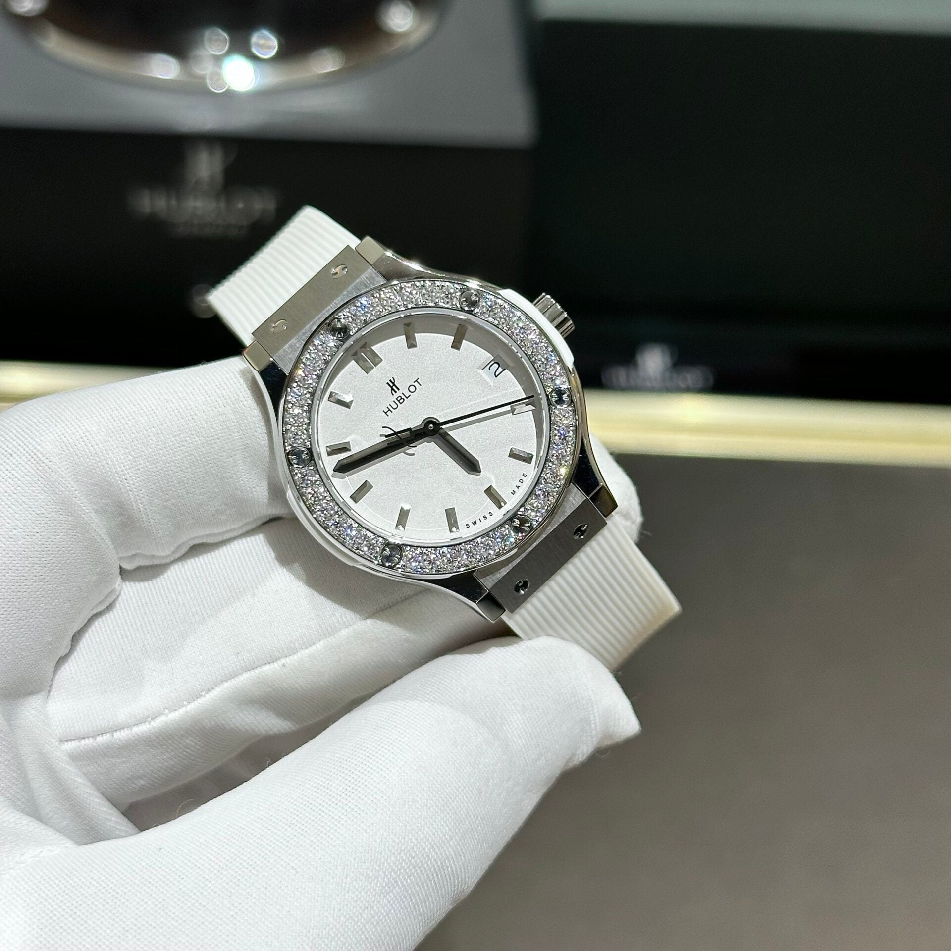 Hublot Classic Fusion Women Watch White Moissanite Diamond 33mm - Image 3