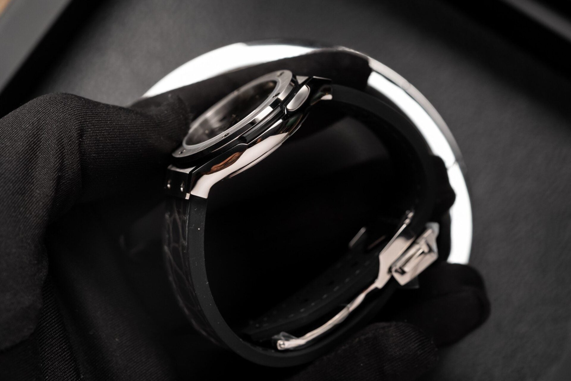 Hublot Watch With Diamonds Bezel Gray Dial 33mm - Image 4