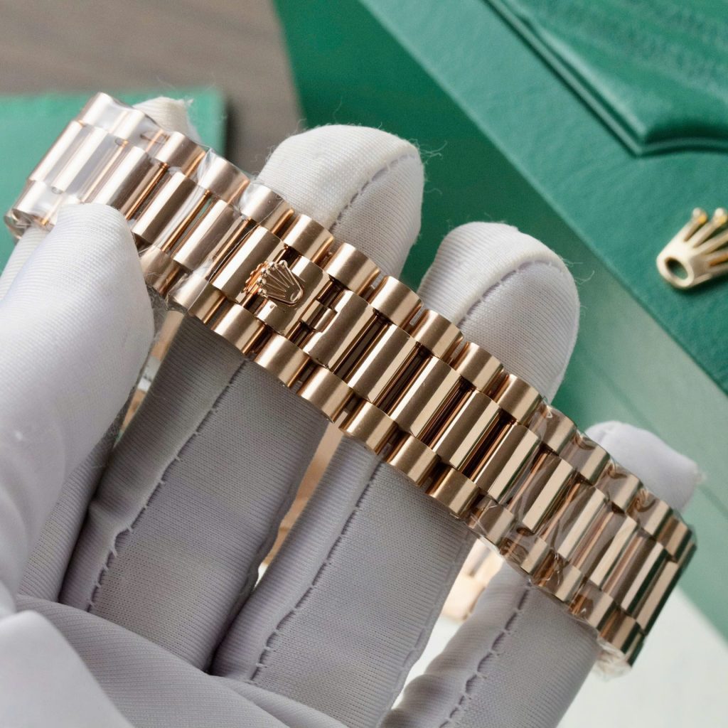 Đồng Hồ Nam Rolex Day-Date Mặt Xanh Chế Tác Trọng Lượng 186Gram Bọc Vàng Thật 40mm (2)