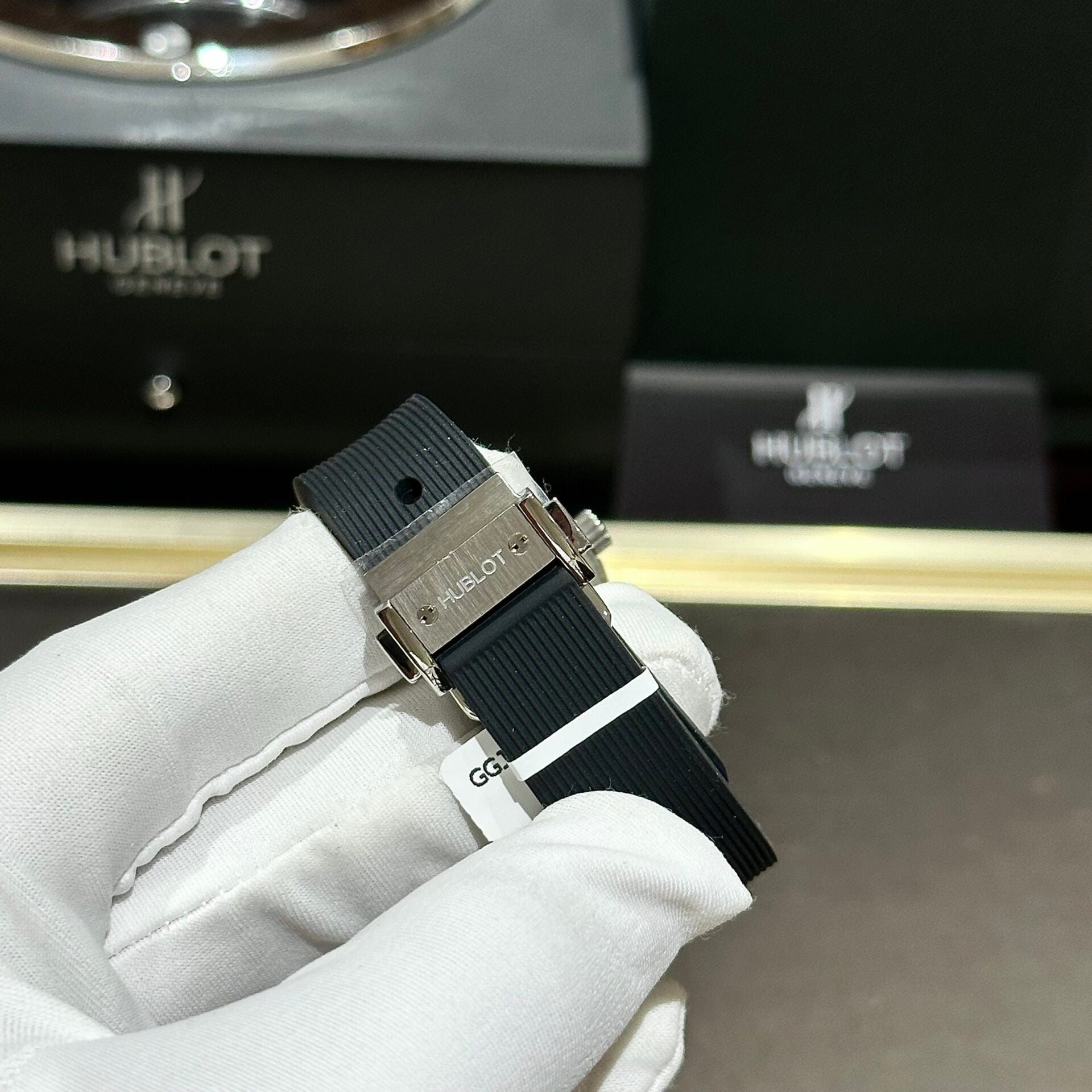 Hublot Classic Fusion Watch With Moissanite Diamond Rubber Strap 33mm - Image 5
