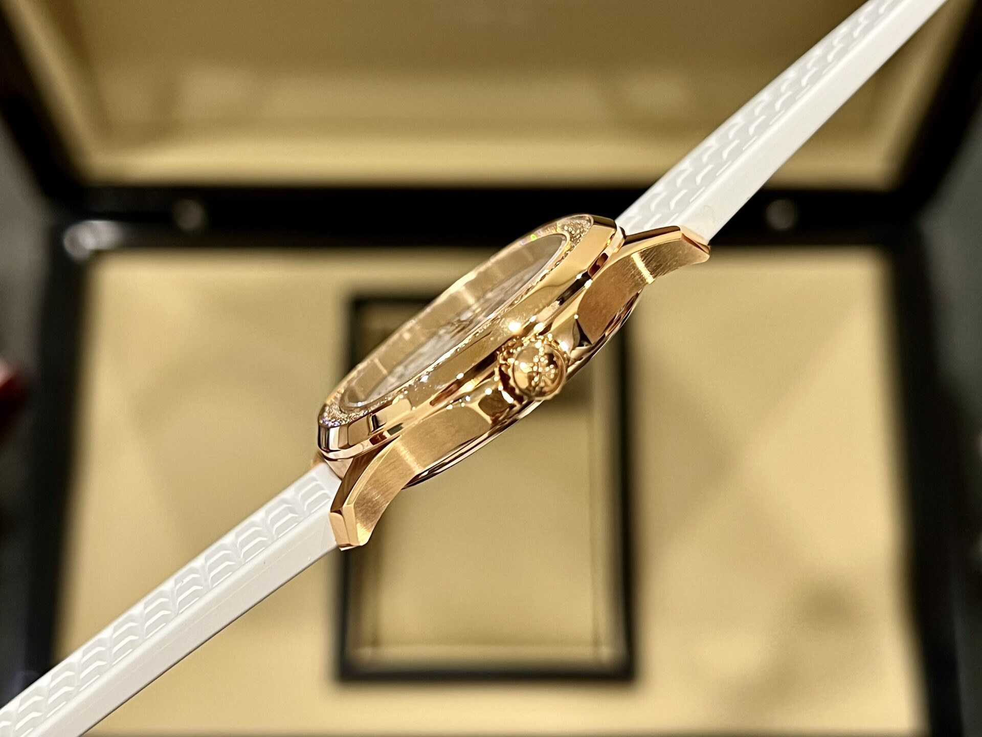 Patek Philippe Aquanaut 5067A Watch White With Stone Bezel 35.6mm - Image 4