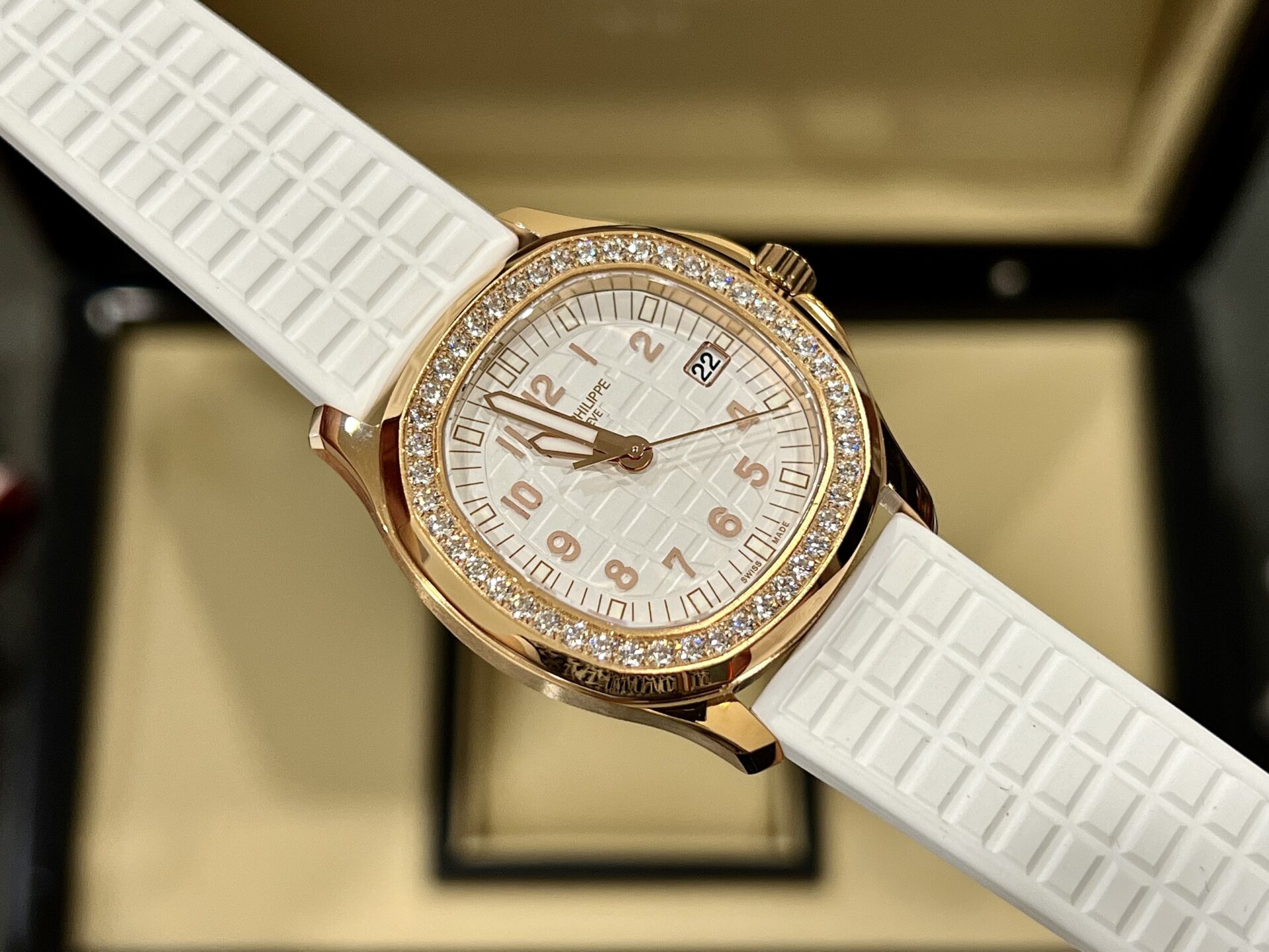 Patek Philippe Aquanaut 5067A Watch White With Stone Bezel 35.6mm - Image 2