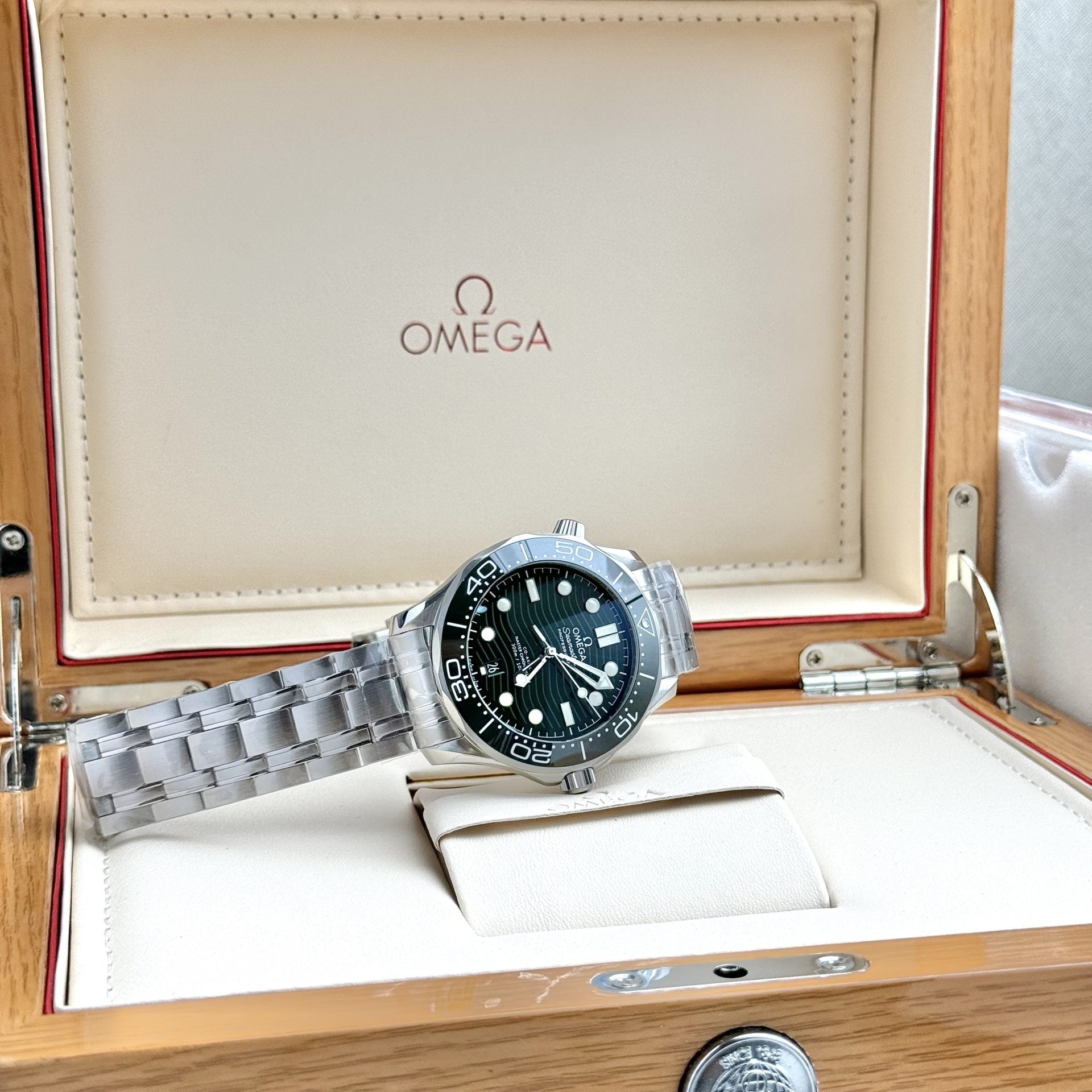 Omega Watch Seamaster Diver 300M Dial Green 42mm - Image 2