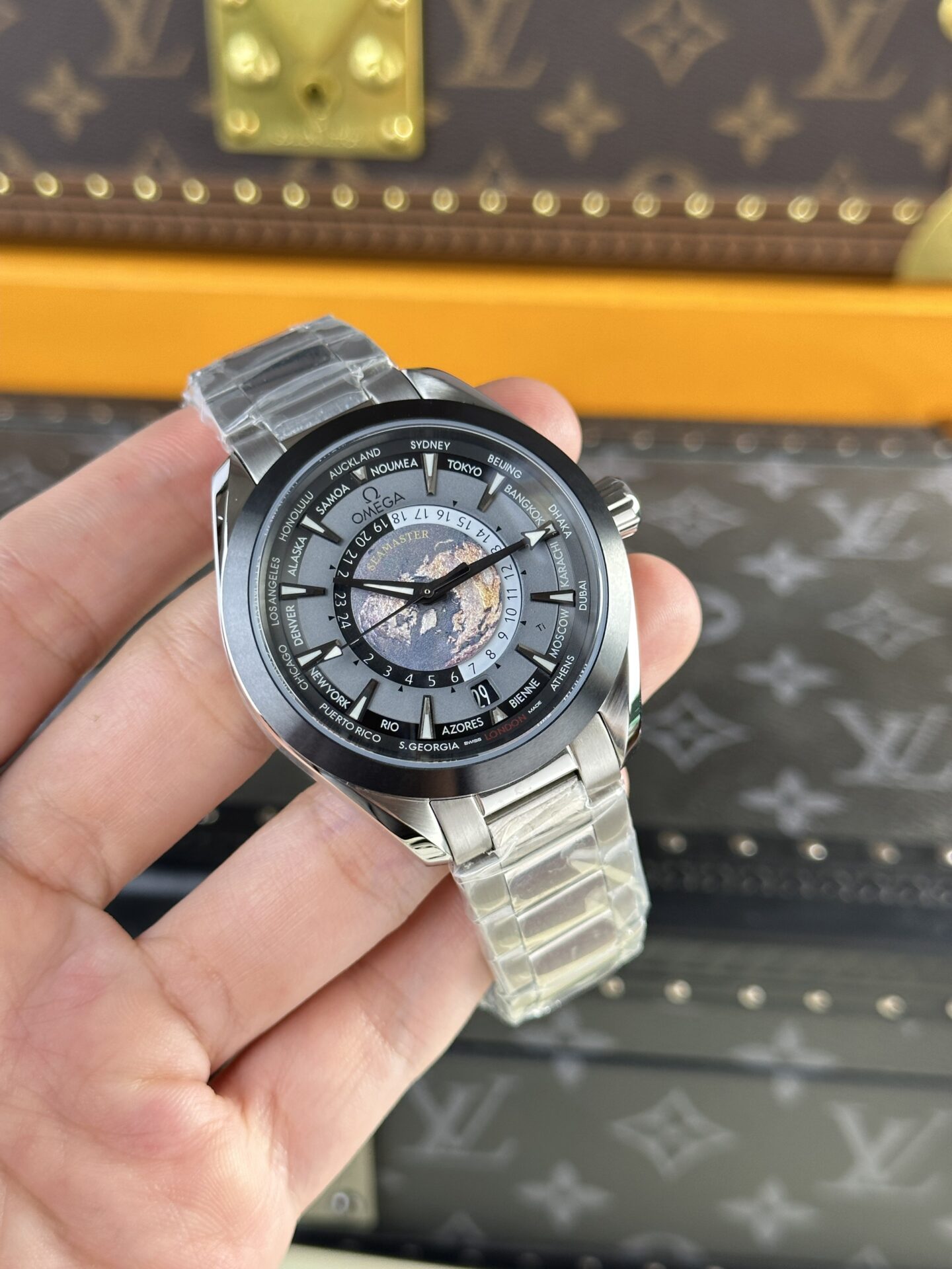 Omega Watch Seamaster Aqua Terra Gray Dial 43mm - Image 2