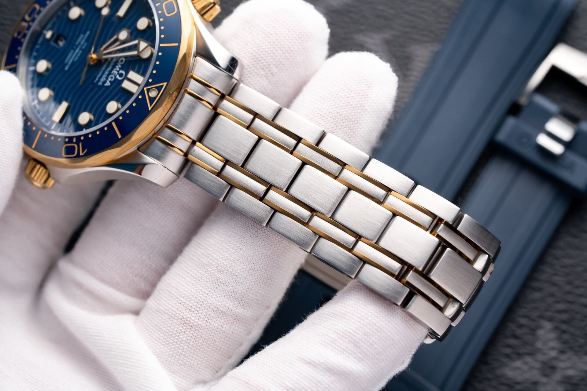 Omega Seamaster DemiGod Watch Blue Dial 42mm - Image 4