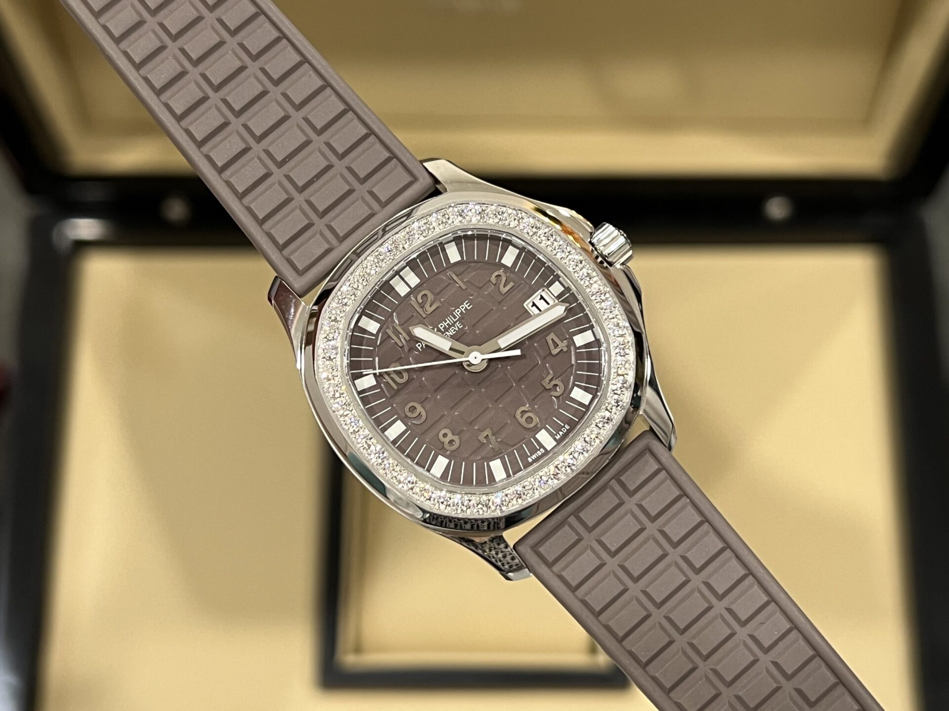 Patek Philippe Aquanaut 5067A Watch Grey With Stone Bezel 35.6mm - Image 2
