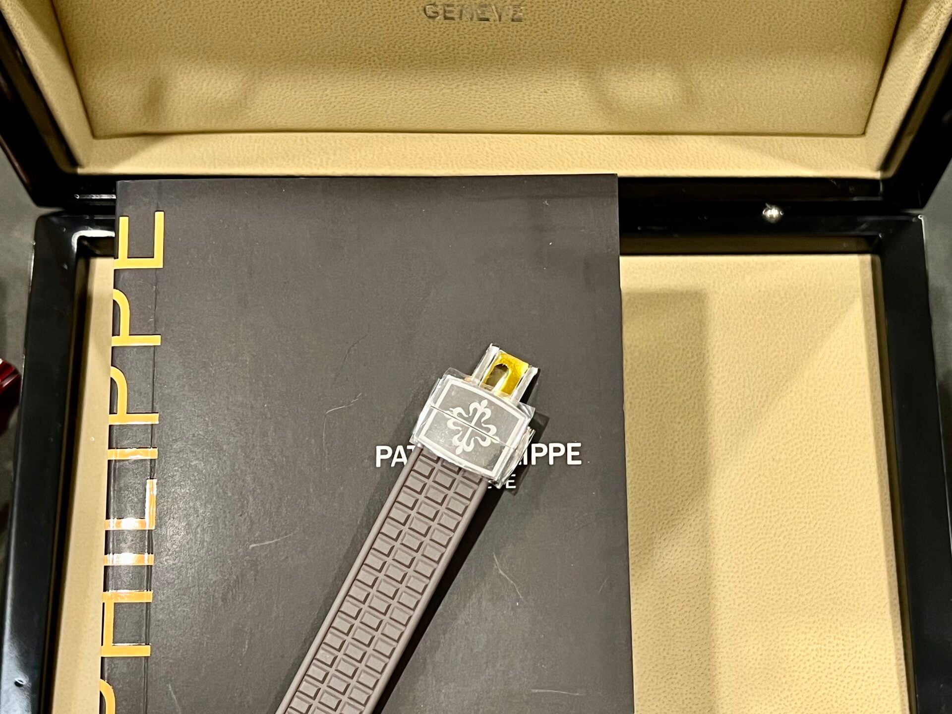 Patek Philippe Aquanaut 5067A Watch Grey With Stone Bezel 35.6mm - Image 6