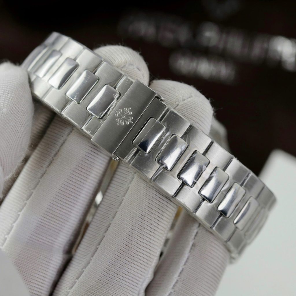 Đồng Hồ Patek Philippe Nautilus 5711 Mặt Xanh Chế Tác Viền Đính Kim Cương Tự Nhiên 40mm (2)