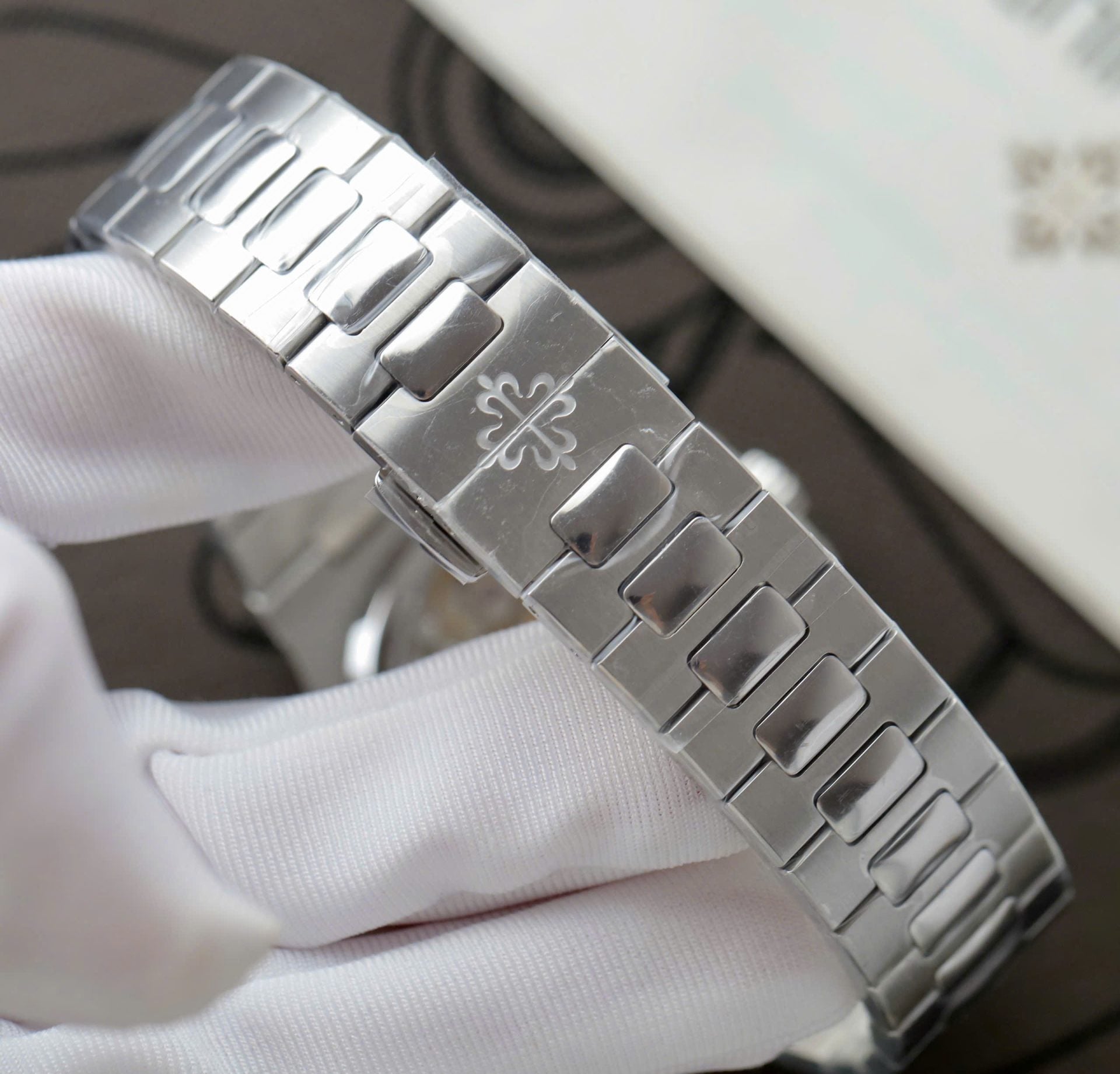 Patek Philippe Nautilus 5712 Watch Blue Dial Engraving Machine 40mm - Image 10