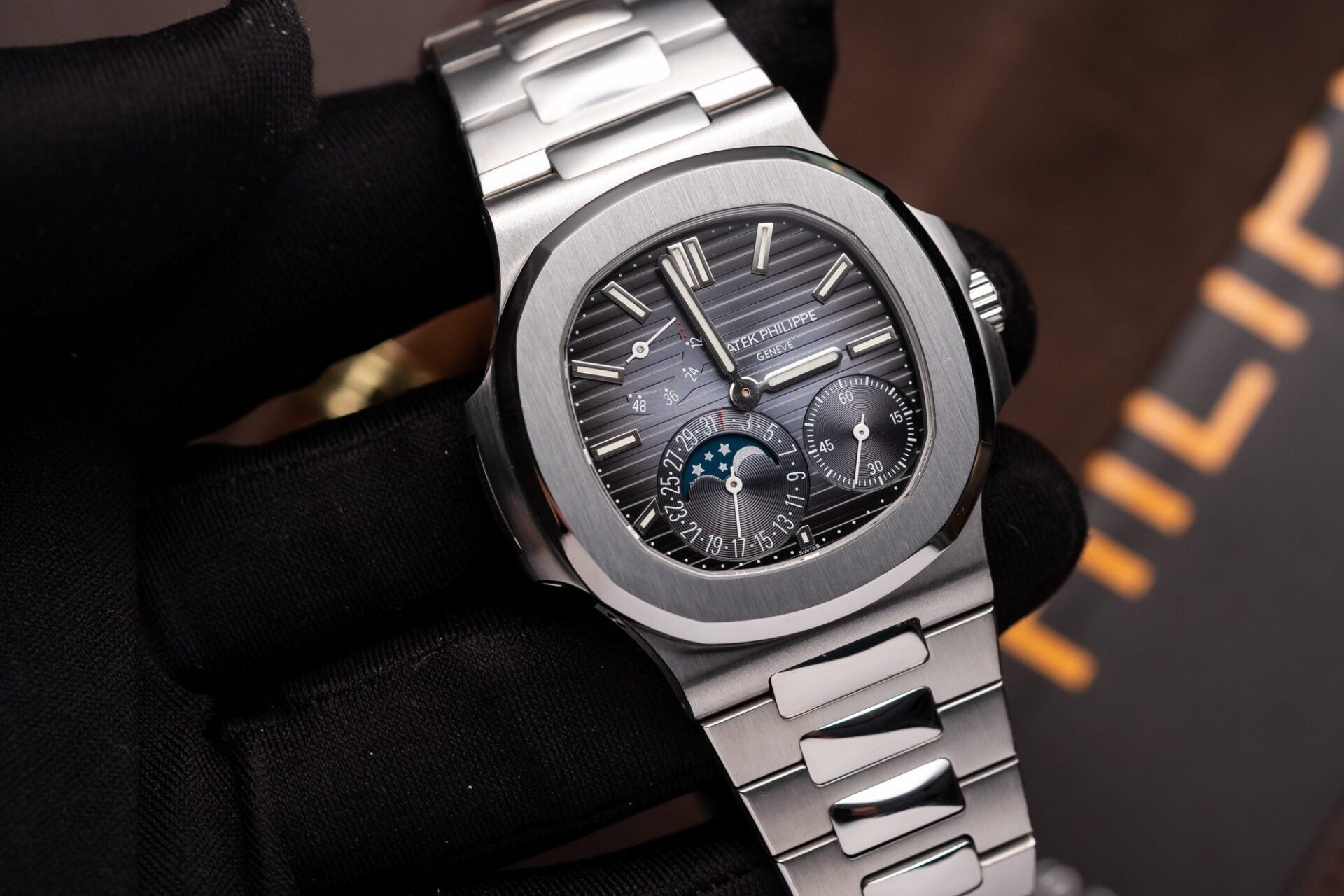 Patek Philippe Nautilus 5712 Watch Gray Dial 40mm - Image 2