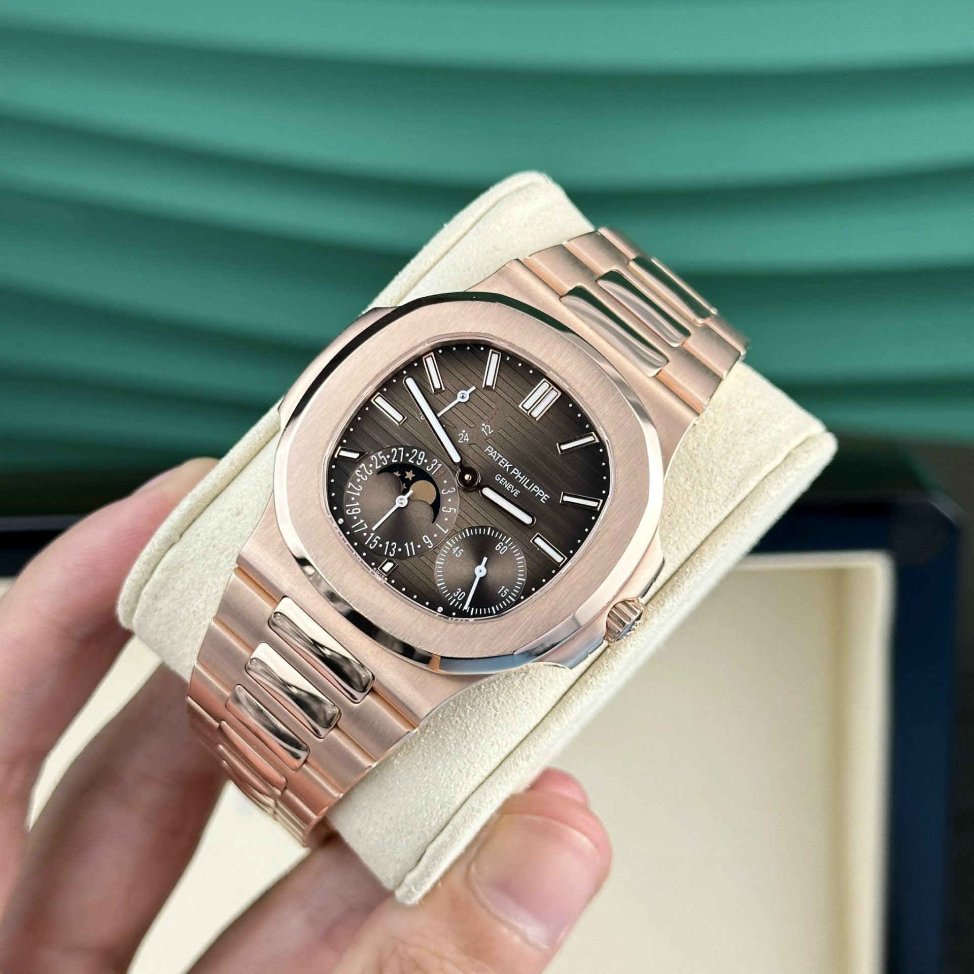 Patek Philippe Nautilus 5712R Gold Wrapped Movement 40mm - Image 3
