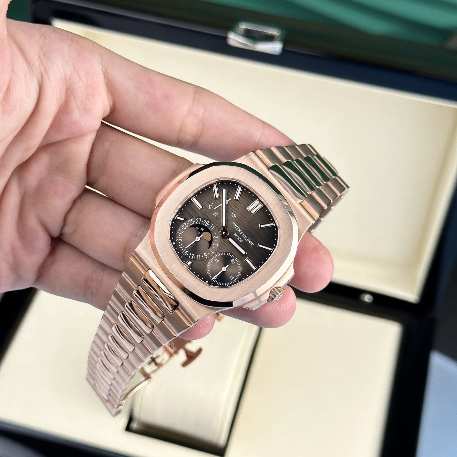 Patek Philippe Nautilus 5712R Gold Wrapped Movement 40mm - Image 2