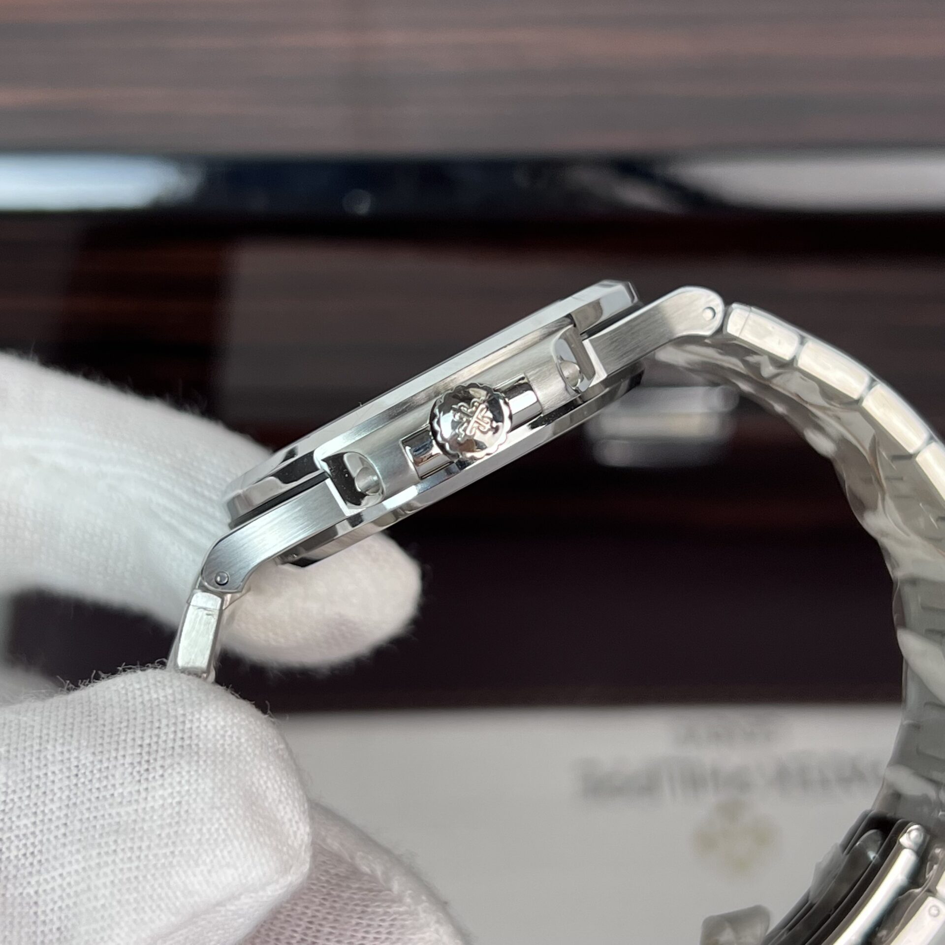 Patek Philippe Nautilus 5723 Watch Blue Dial Diamond 40mm - Image 4