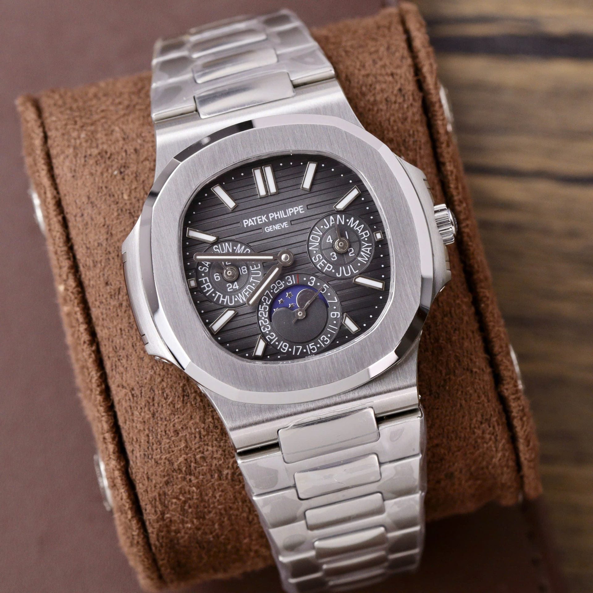 Patek Philippe Men Watch Nautilus 5740 Gray Dial Metal Wire 40mm - Image 3
