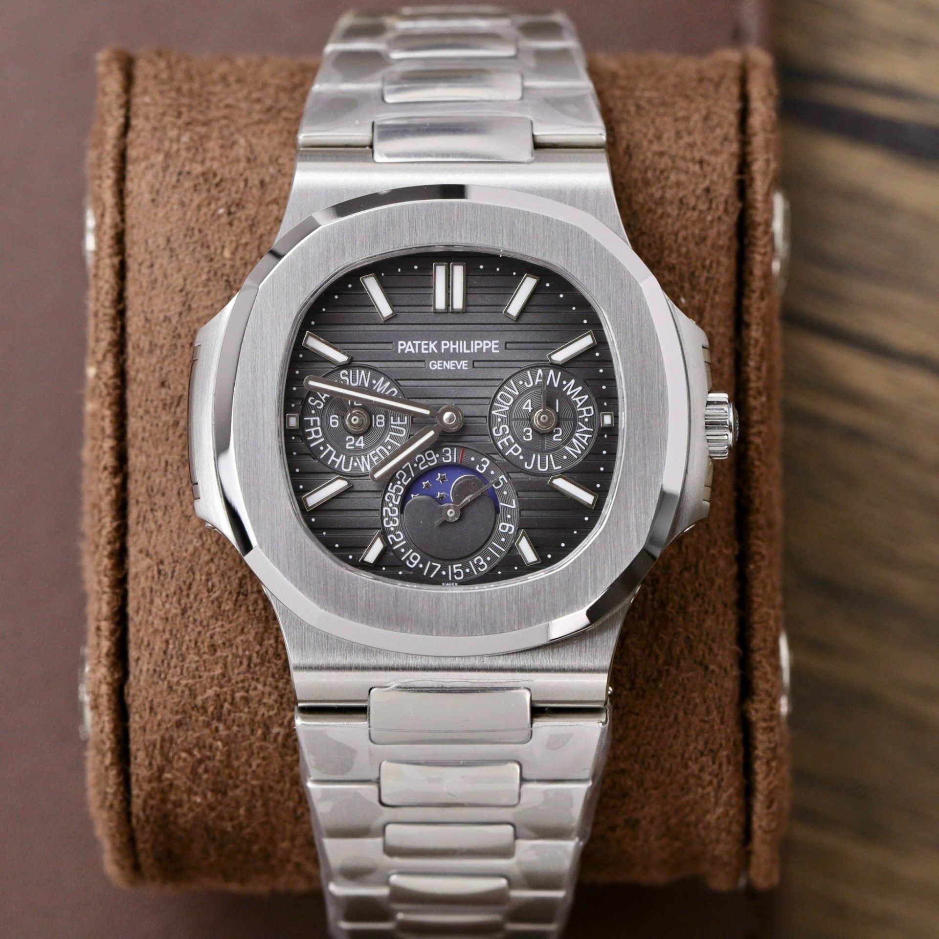 Patek Philippe Men Watch Nautilus 5740 Gray Dial Metal Wire 40mm - Image 2