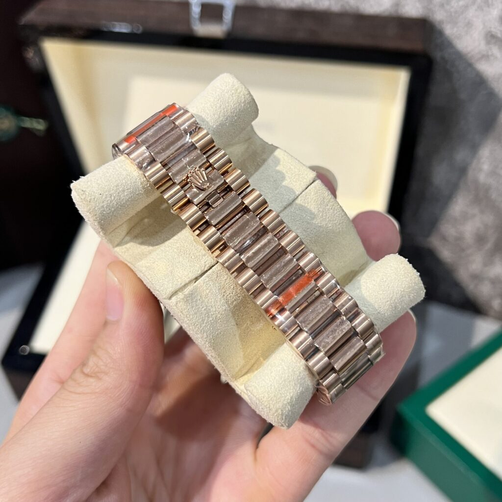 Đồng Hồ Rolex Day-Date 228235 Tinh Chỉnh Độ Moissanite 40mm (1)