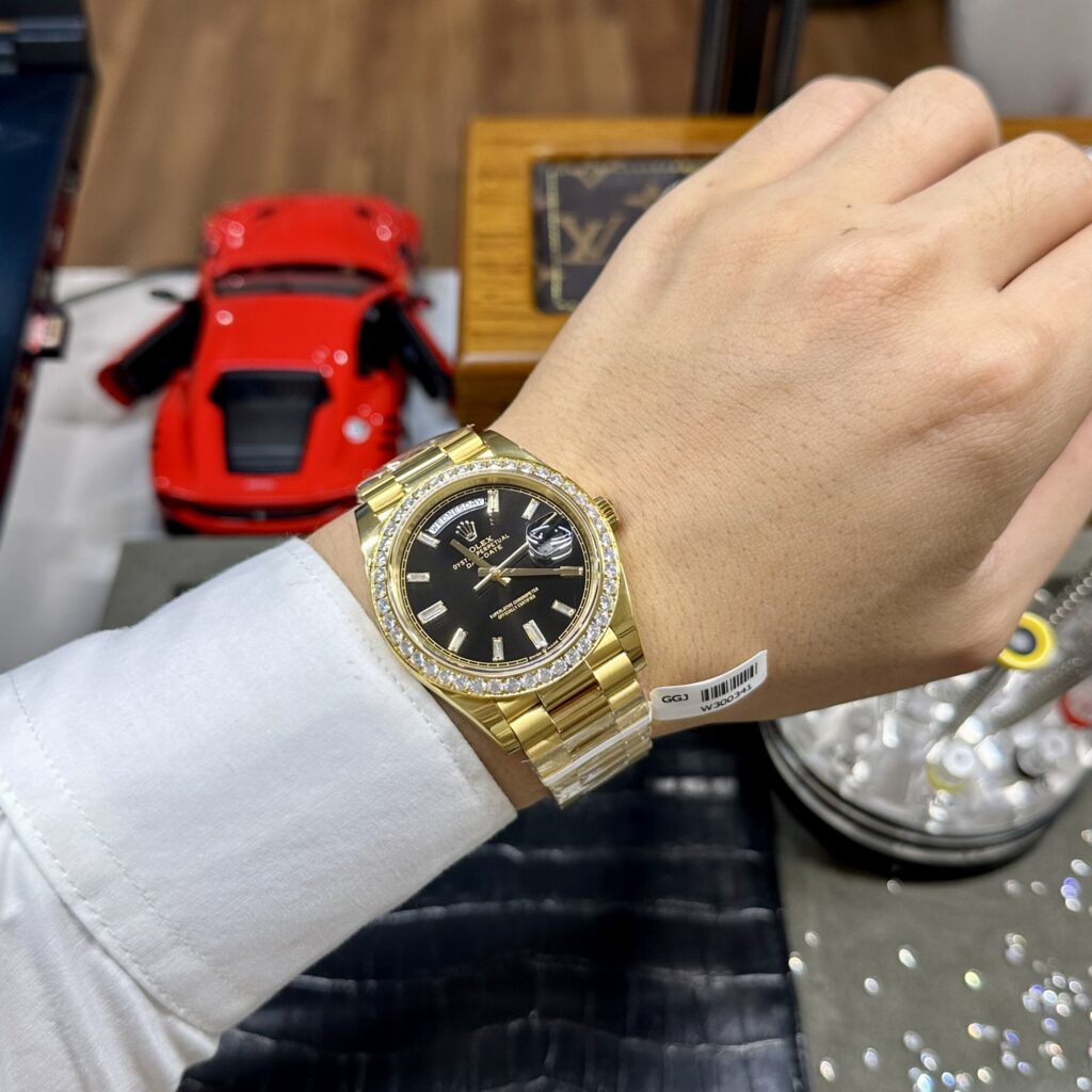 Đồng Hồ Rolex Day-Date Đính Kim Cương Moissanite Mặt Đen 40mm (3)