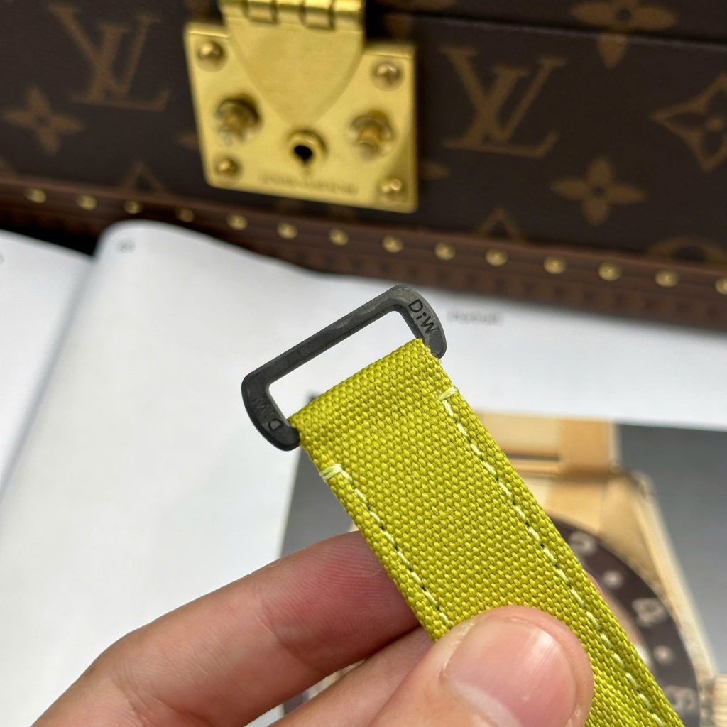 Đồng Hồ Rolex GMT-Master II Diw Replica 11 Vỏ Carbon Mặt Xanh Lá Cây 40mm (2)