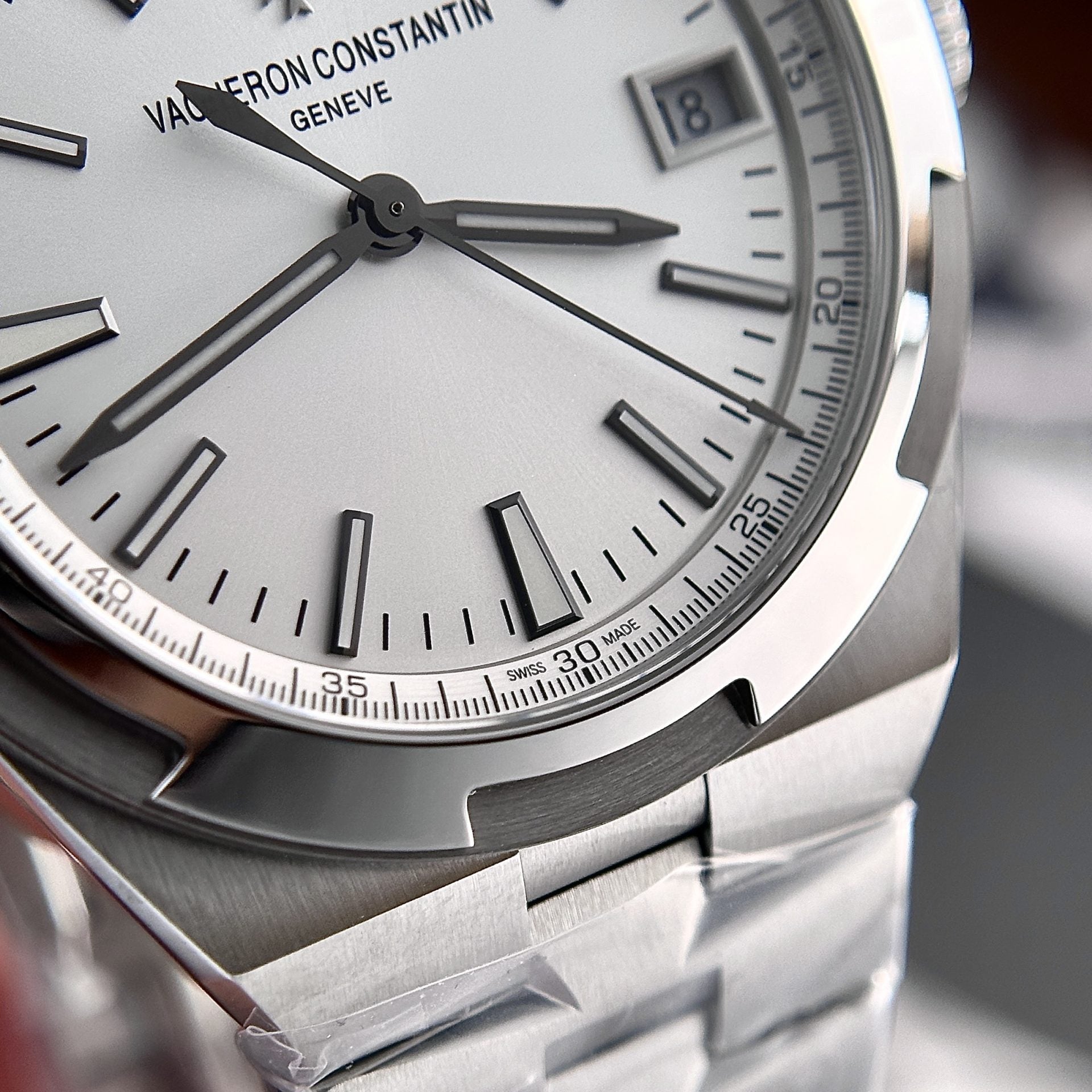 Vacheron Constantin Overseas 4500V Watch Silver Dial 41mm - Image 3