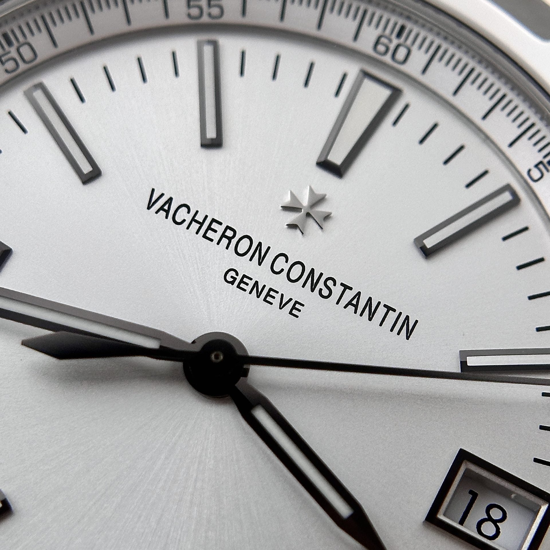 Vacheron Constantin Overseas 4500V Watch Silver Dial 41mm - Image 4