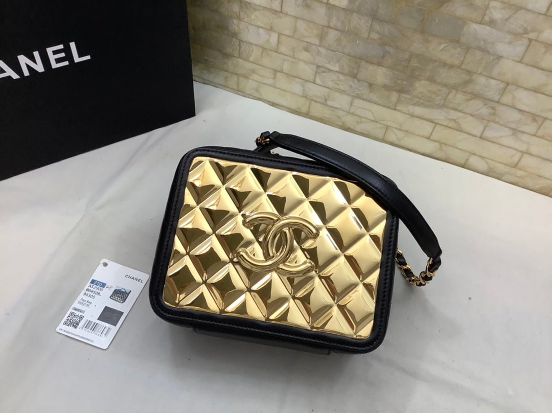Chanel 21 22 Vanity Casebag 19cm Gold Toned - Image 2