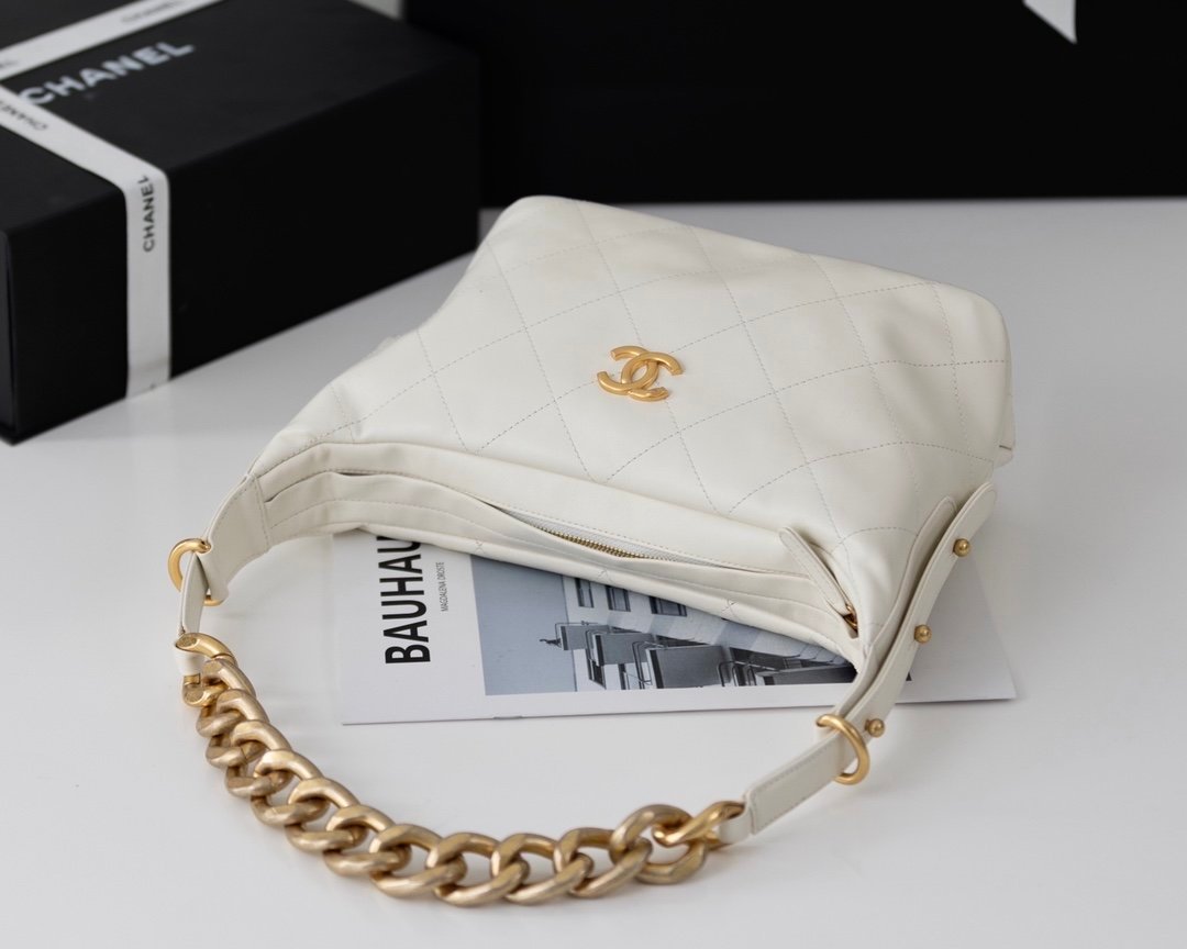 Chanel Hobo Handbag 28cm White - Image 4