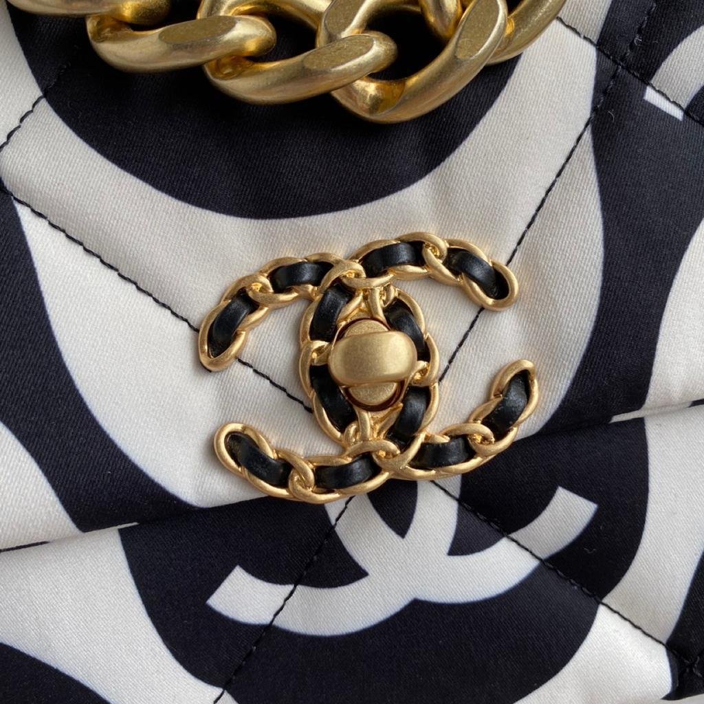 Chanel Black & White Flap Bag 26cm - Image 3