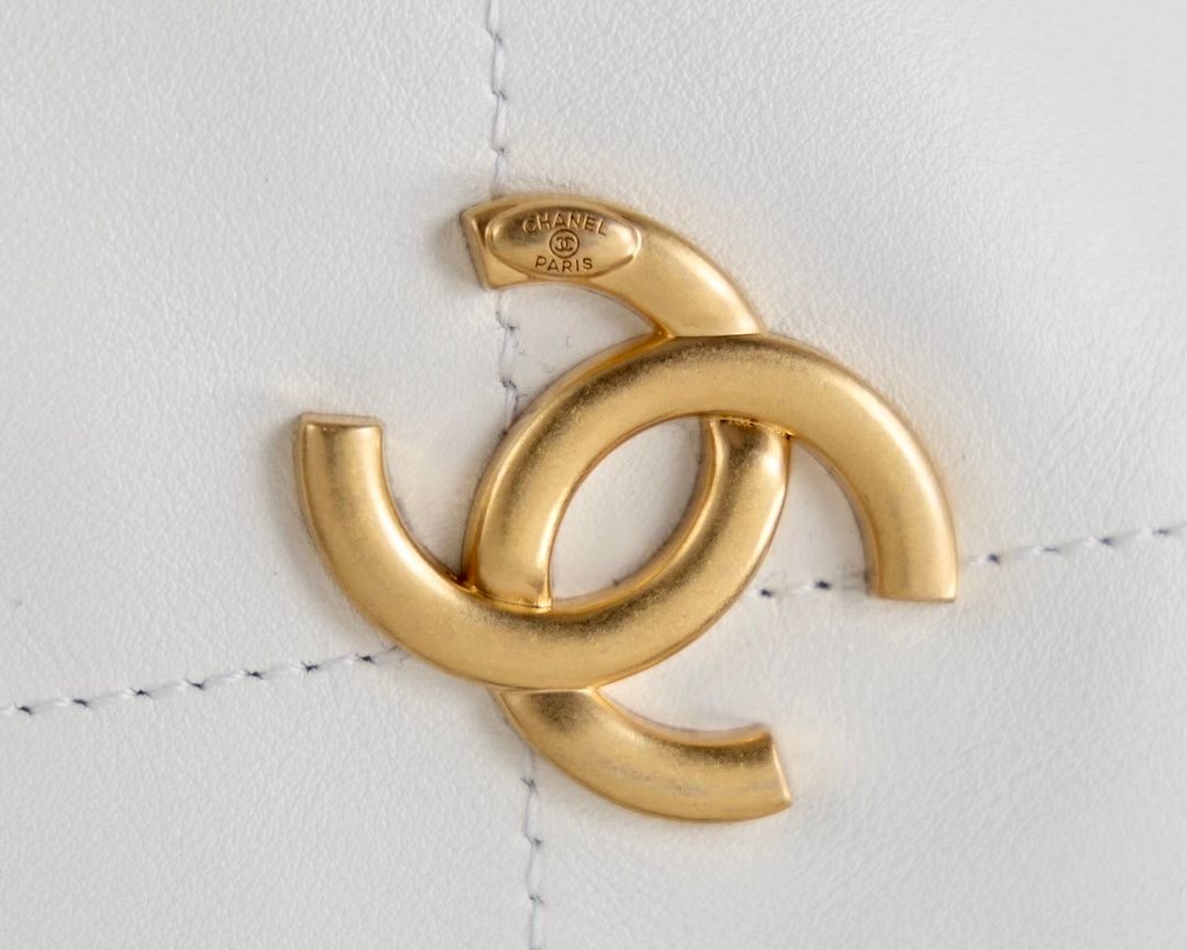 Chanel Hobo Handbag 28cm White - Image 8