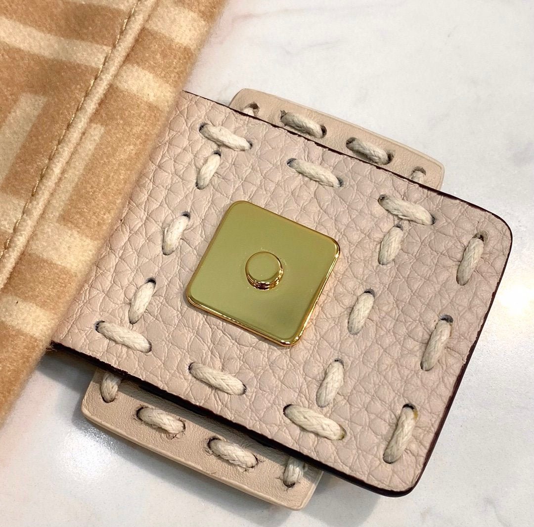 Fendi Baguette 27cm Beige - Image 5