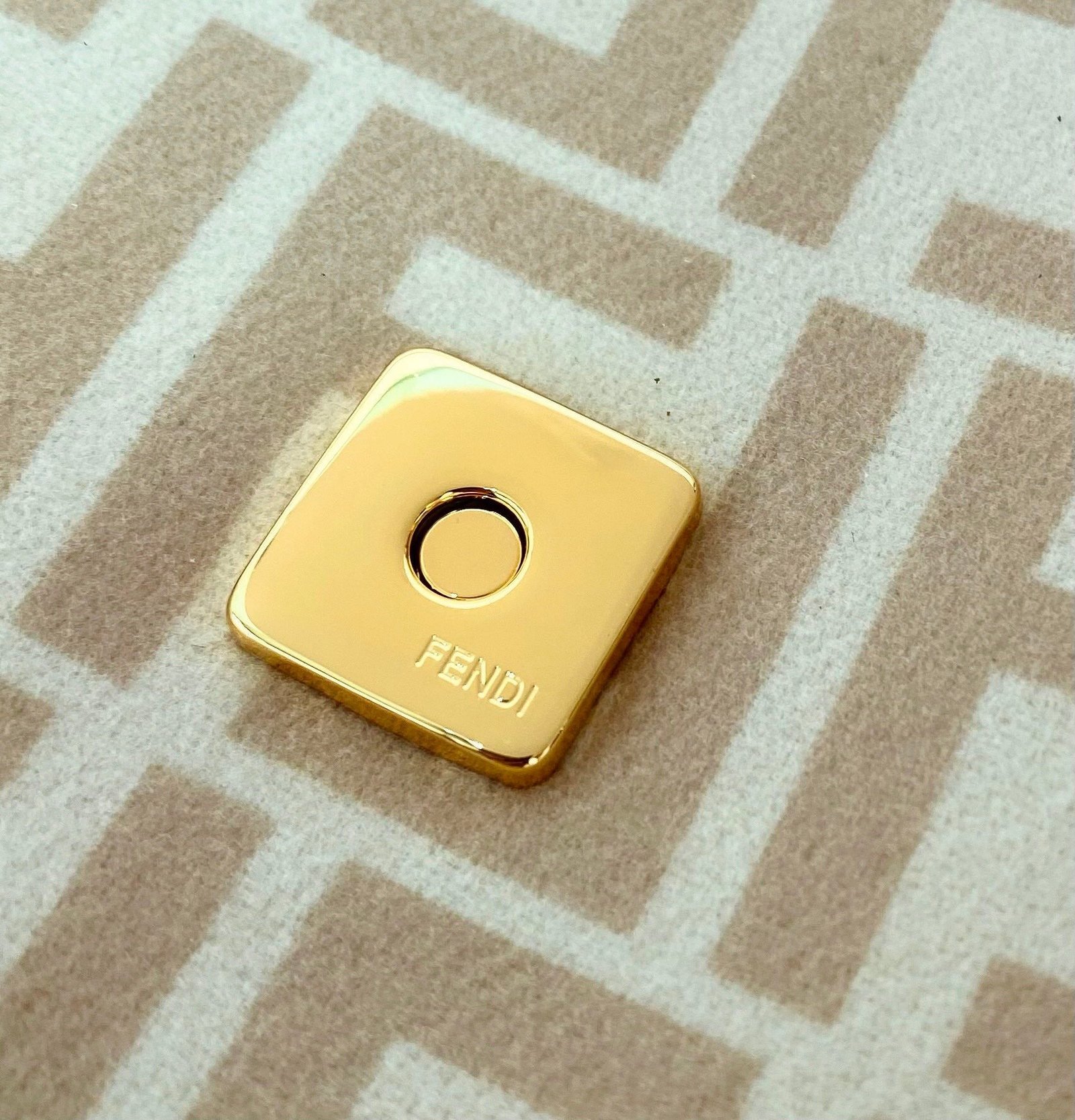 Fendi Baguette 27cm Beige - Image 4